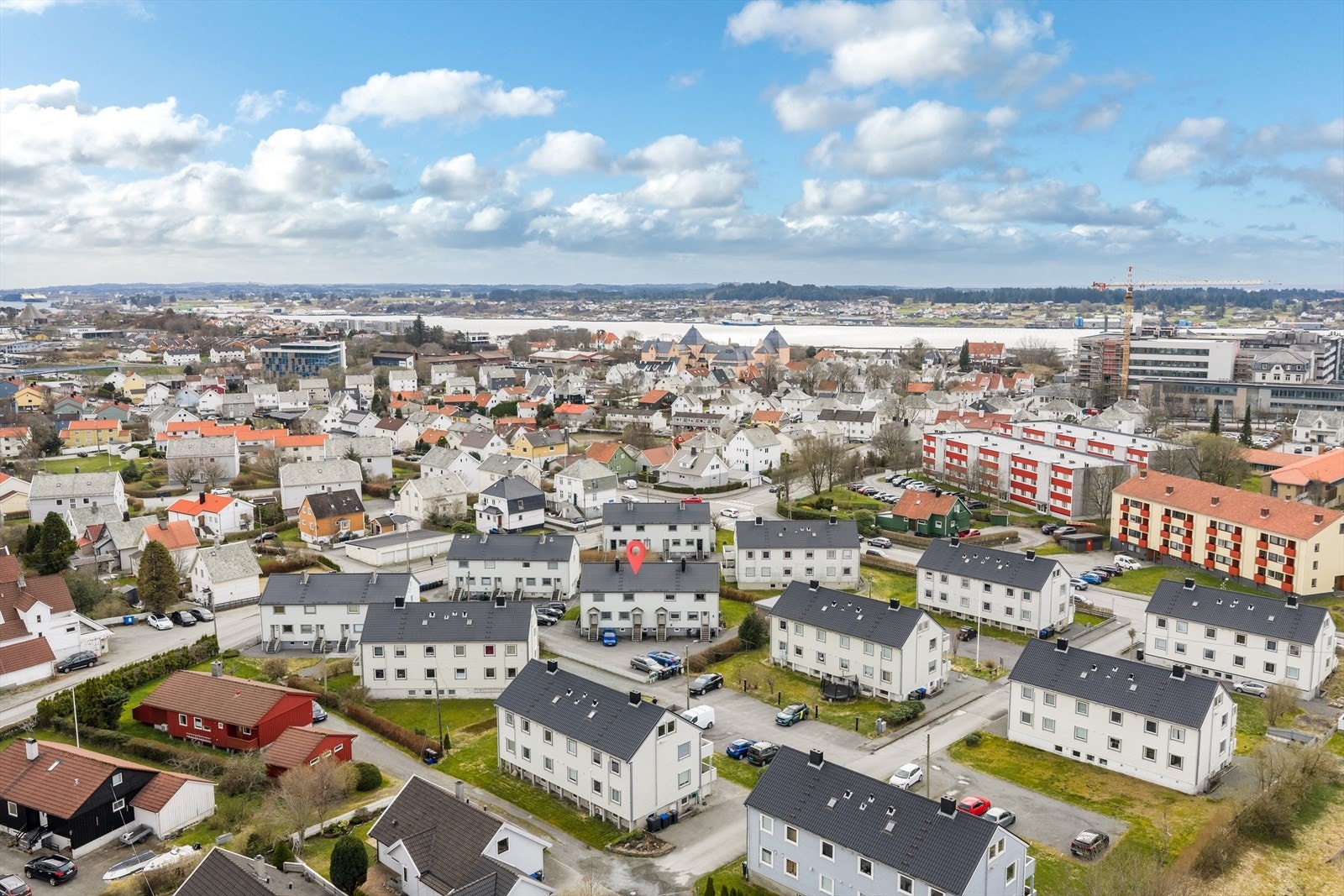 Beliggenheten er helt ypperlig for deg som ønsker å bo med nærhet til alt man behøver i det daglige. Her er det kort vei til det meste av skoler, servicetilbud og turmuligheter. Galleribilde