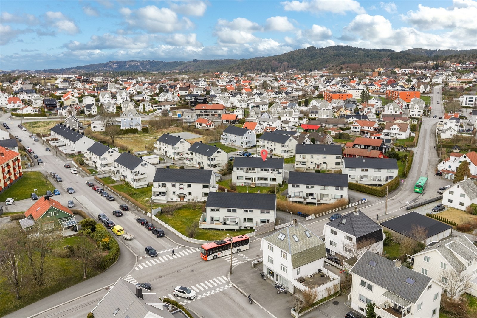 Boligen disponerer 1/2-part av dobbeltgarasje, for øvrig parkering på aksjelagets eiendom (ikke faste plasser). Galleribilde