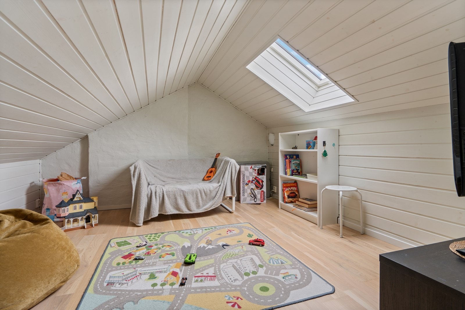 Loft er benyttet til lekerom. Rommet har ikke målbart areal grunnet lav takhøyde. Galleribilde