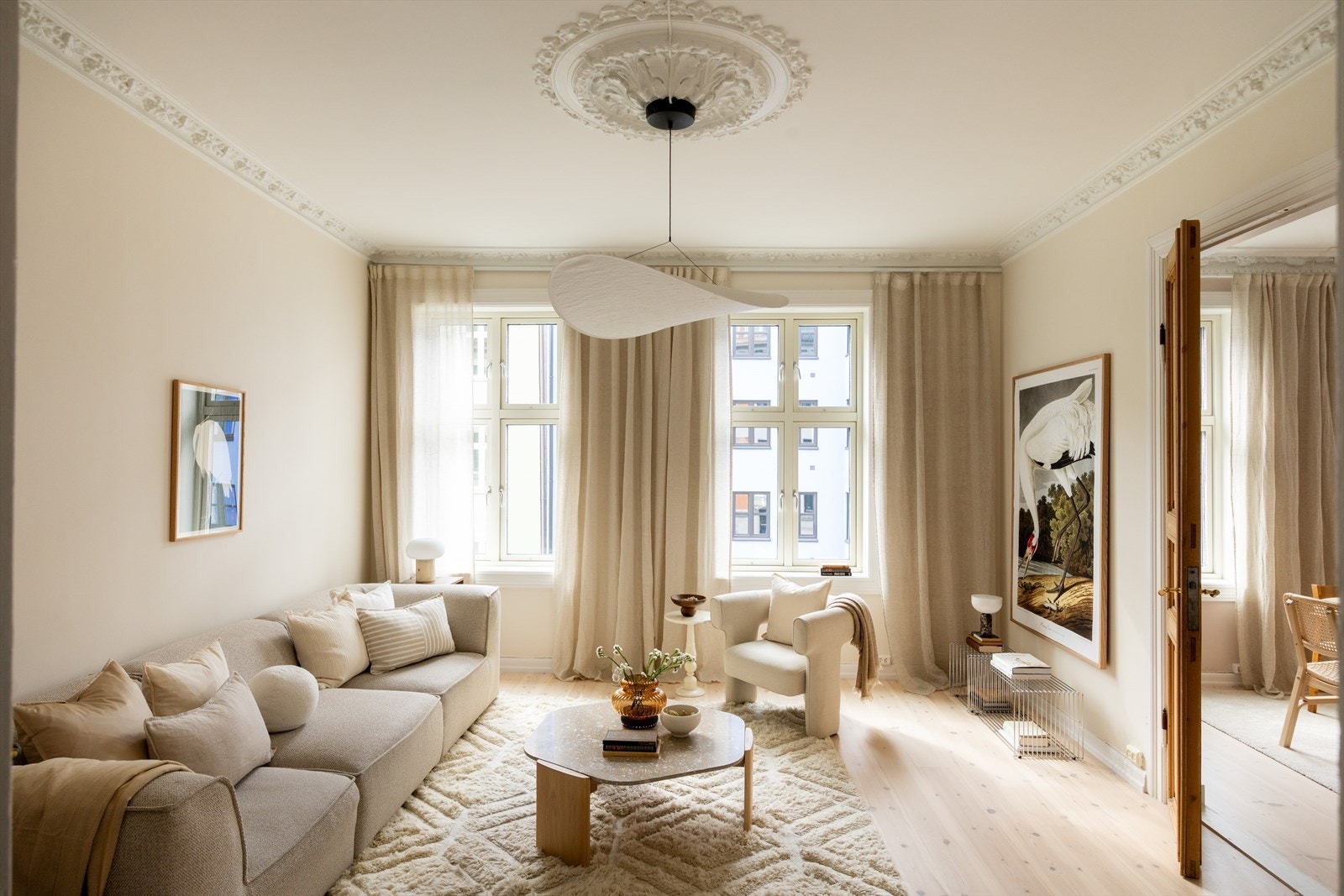 Store vindusflater som slipper inn godt med naturlig lys. Galleribilde