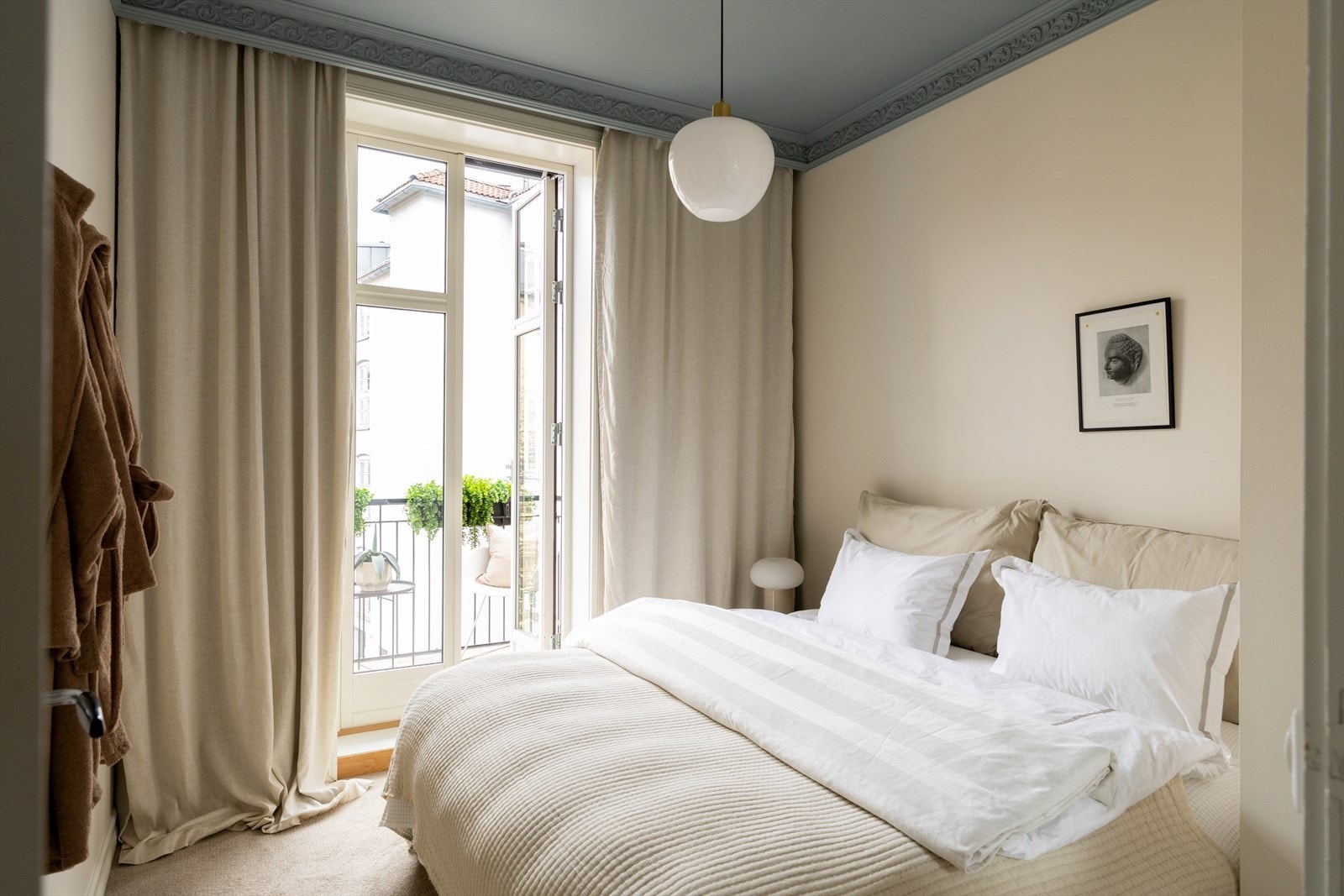 Vegg-til-vegg-teppe skaper hotellfølelsen hjemme. Galleribilde