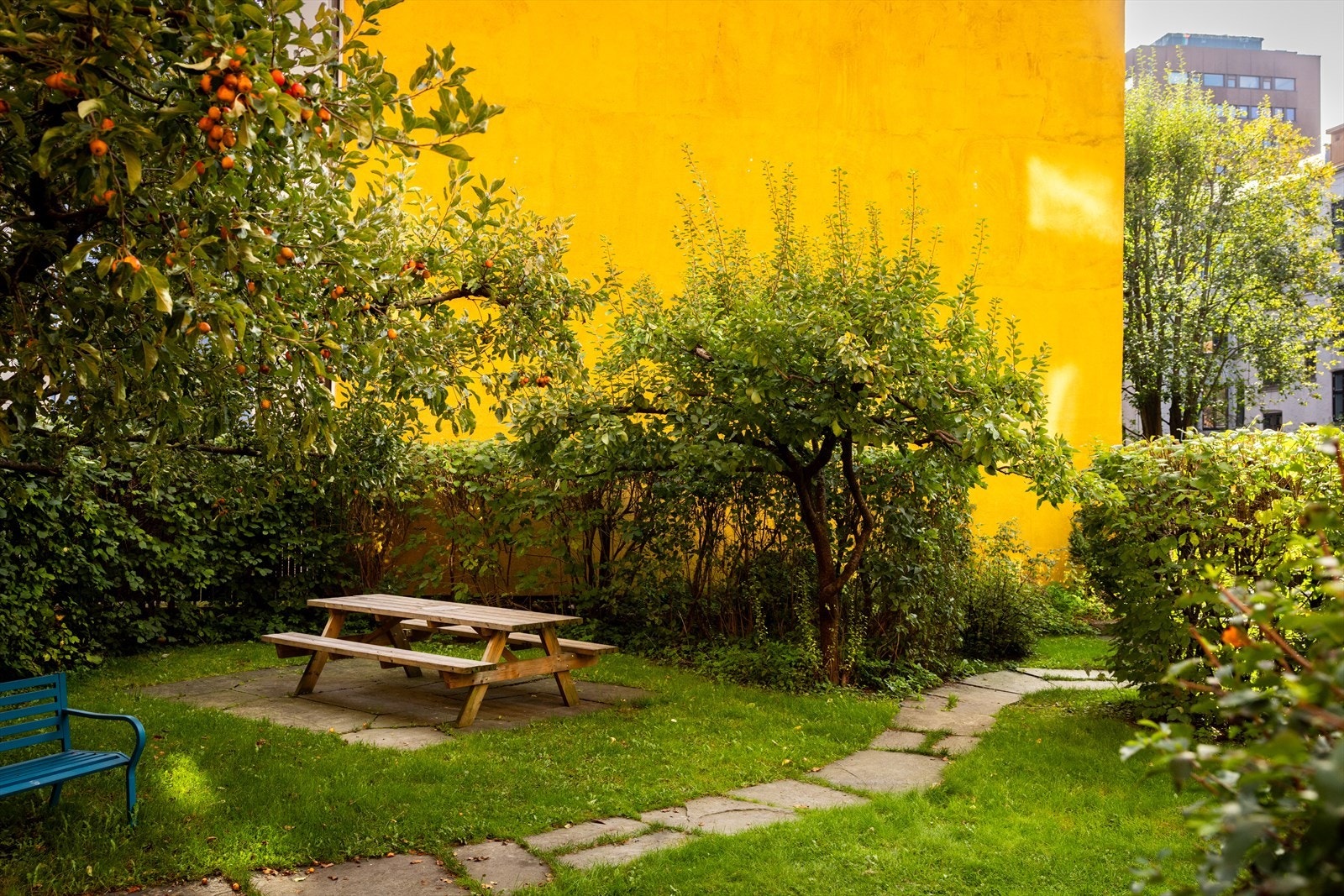 I bakgården er det flere sittegrupper, grill, barnevognbokser m.m. Galleribilde