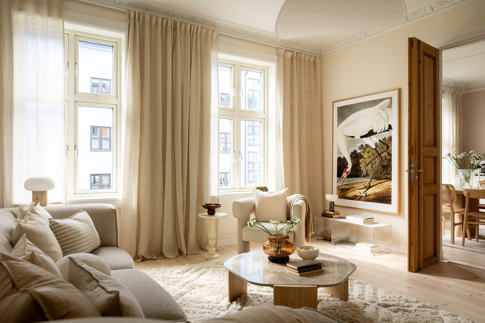 Stuen har god plass til sofagruppe, stuebord og tilhørende møblement. Galleribilde