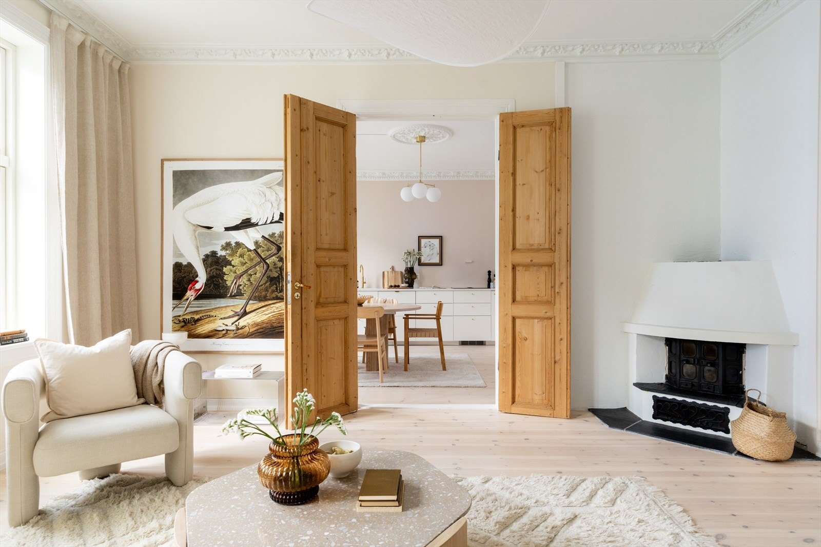 Elegant overgang mellom stue og kjøkken med originale fløydører. Galleribilde
