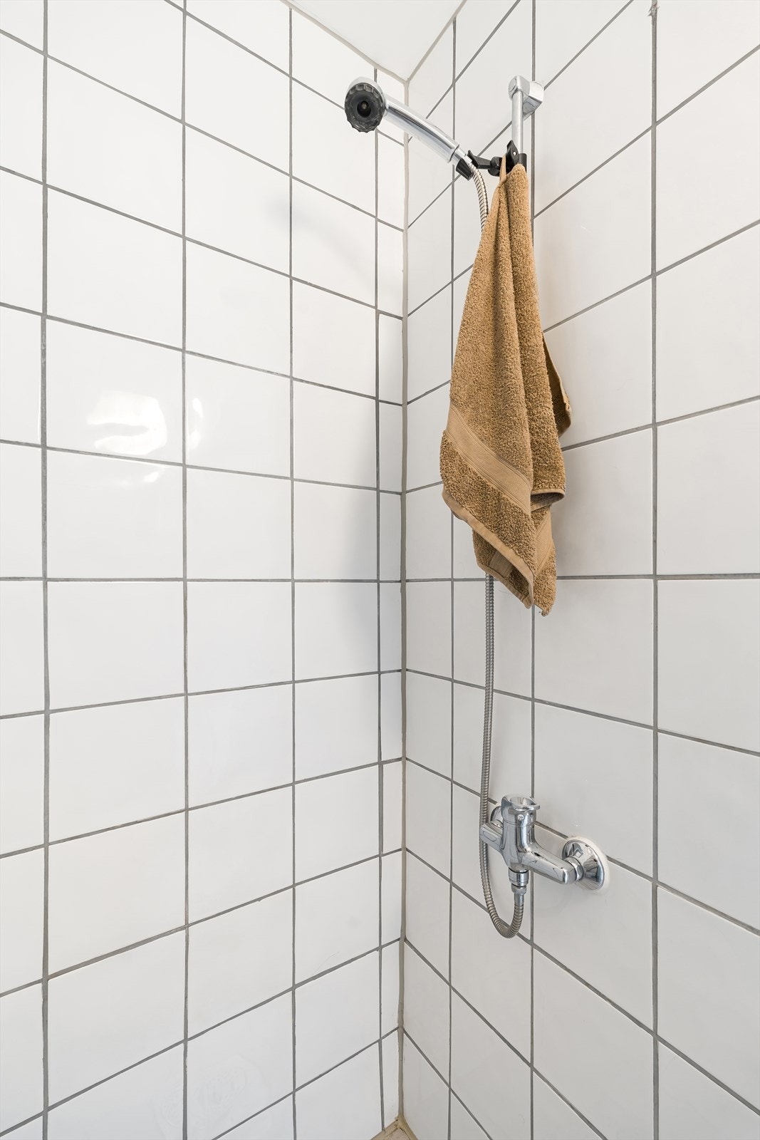 Baderommet er utstyrt med servant, toalett, dusjnisje og naturlig avtrekk. Det er videre vaskekjeller med vaskemaskiner og tromler som kan benyttes av beboende i borettslaget. Galleribilde