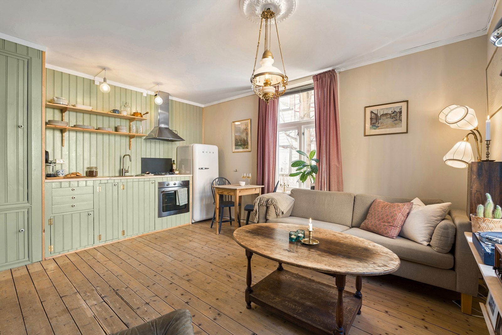 Hjemmets naturlige samlingspunkt er den åpne stue og kjøkkenløsningen på 16 m², et lyst og funksjonelt rom med plass til både sofagruppe, spisebord og TV-sone. Galleribilde