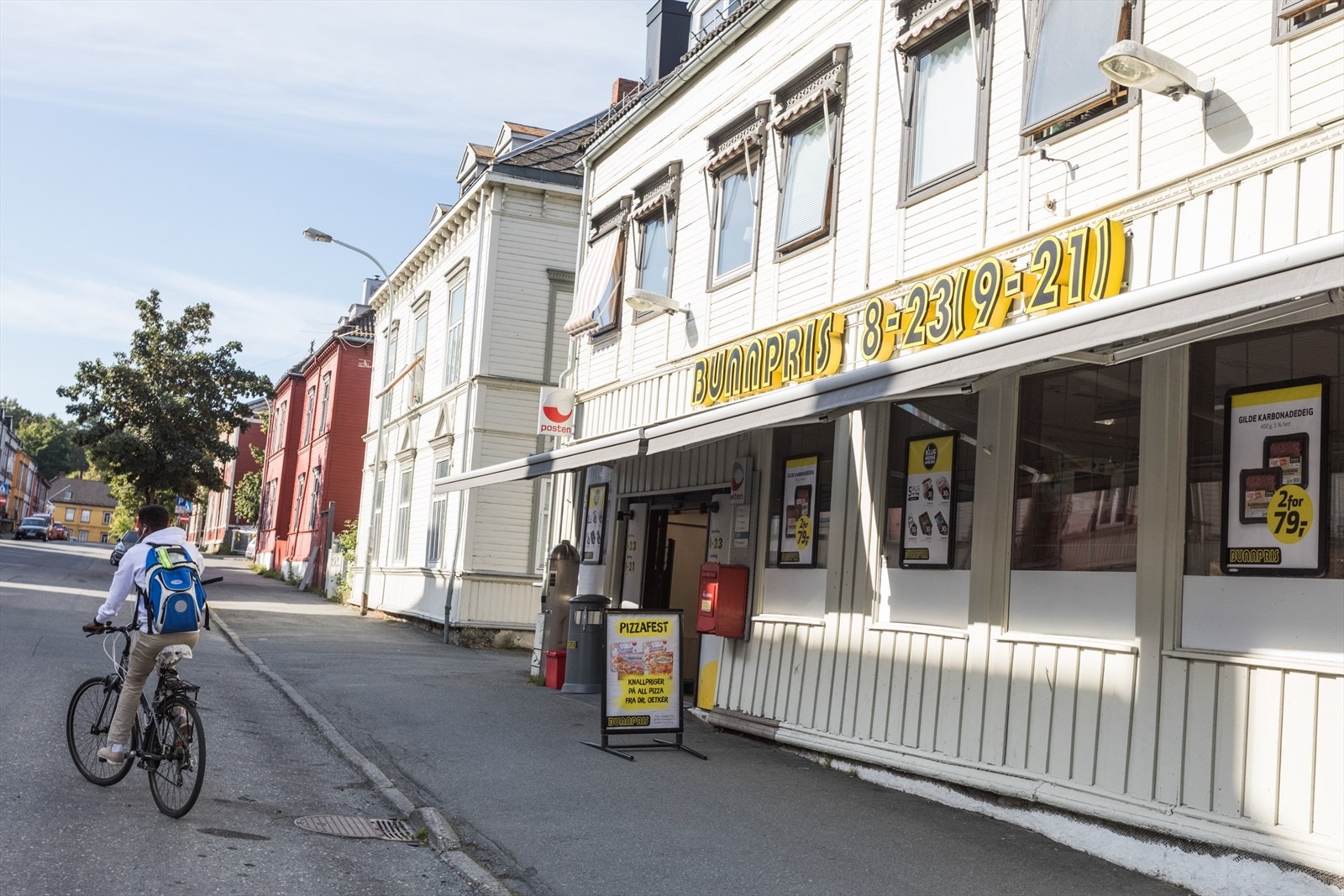 Det er flere dagligvarer i umiddelbar nærhet fra leiligheten. Dagligvaren Bunnpris ligger 3 minutter gange fra boligen. Galleribilde