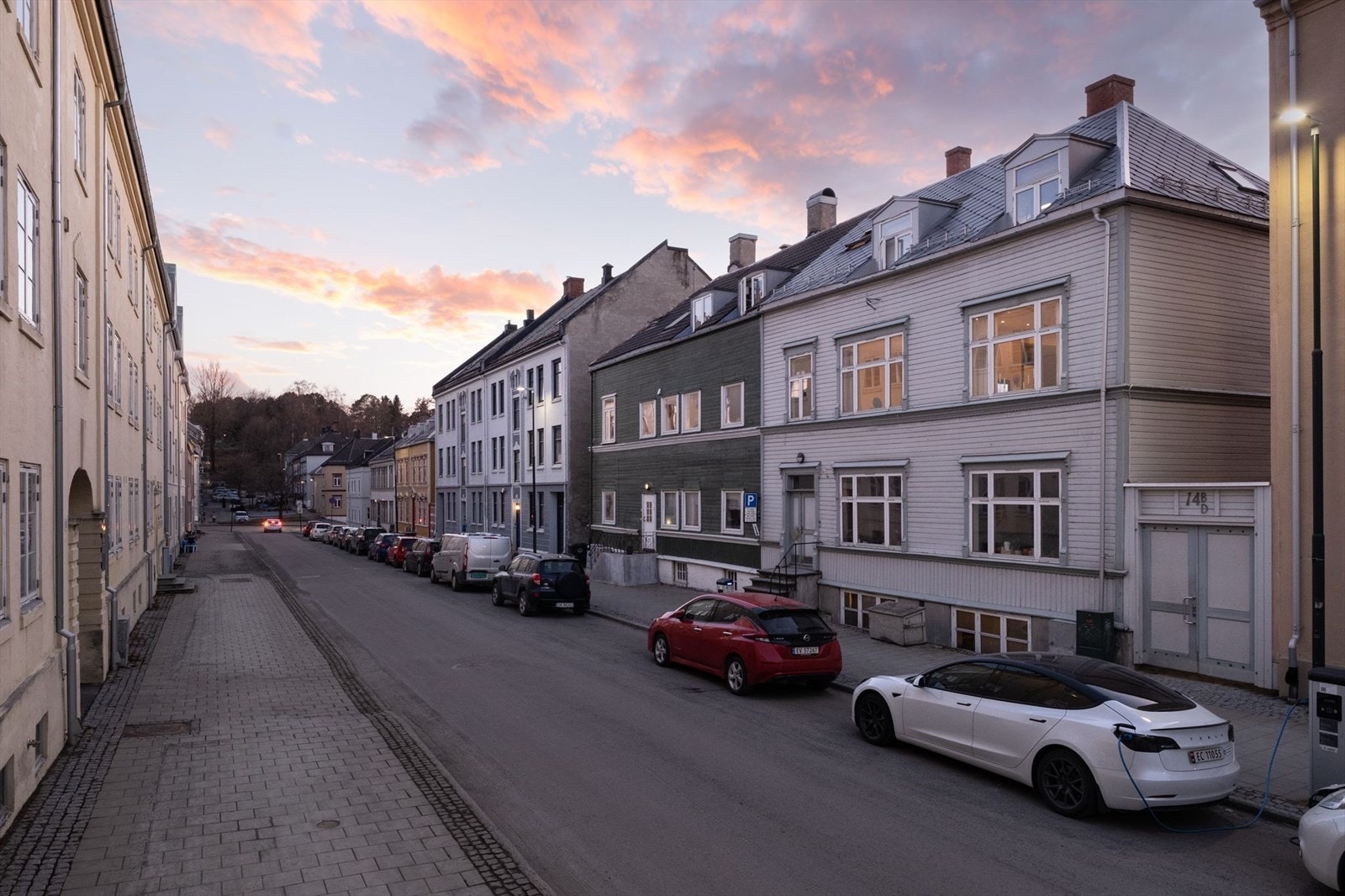 Det er soneparkering i området rundt boligen. Parkeringsløyve koster ca. 785,- i måneden for første bil i boligsone i følge Trondheim kommune parkering. Se Trondheim Kommune sine nettsider for mer informasjon. Galleribilde