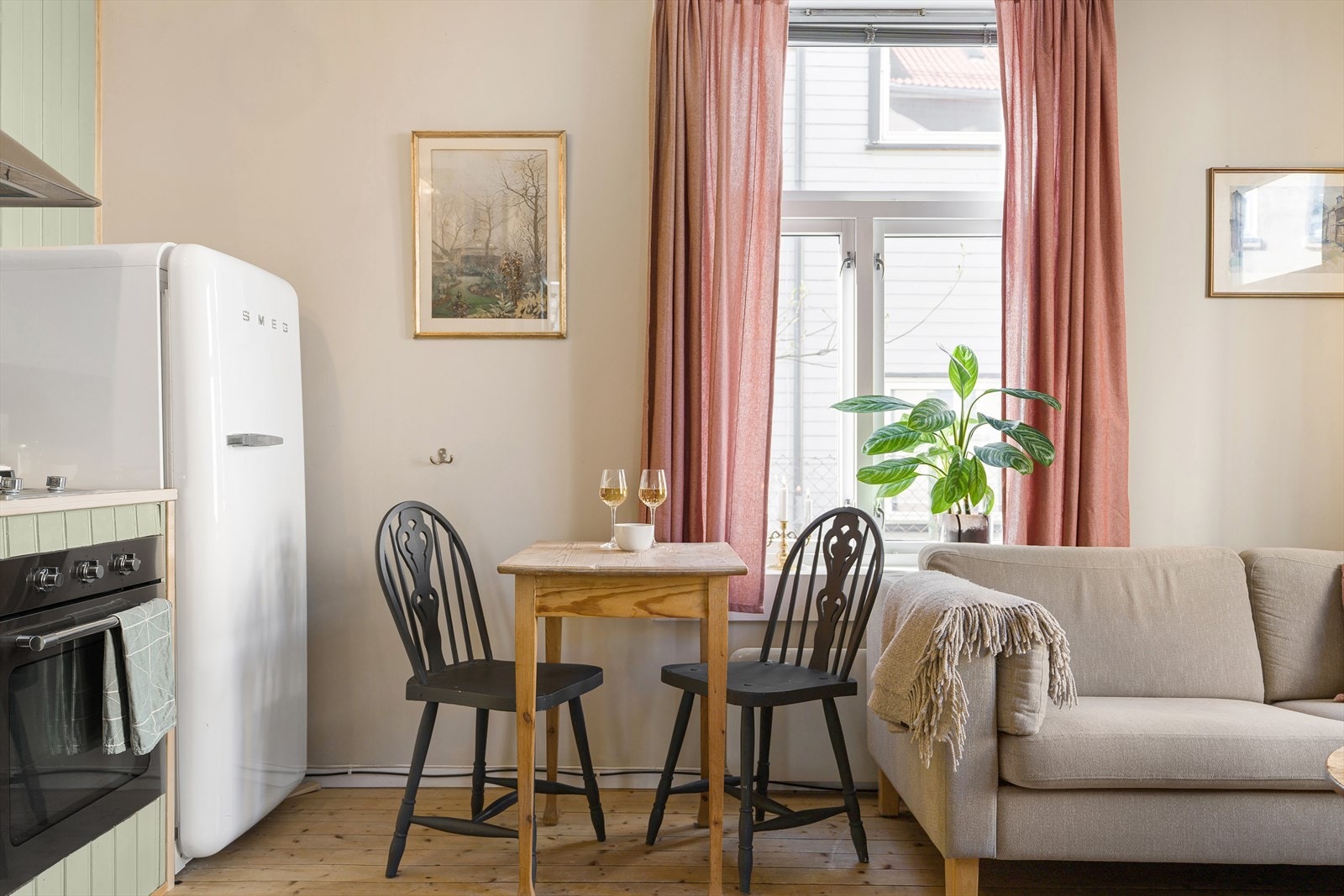 Spisestuen har sin naturlige plass i rommet, og fungerer som et bindeledd mellom stue og kjøkken. Her kan man fint innrede med et bord med klaff/ileggsplater slik at det kan gjøres større ved behov. Galleribilde