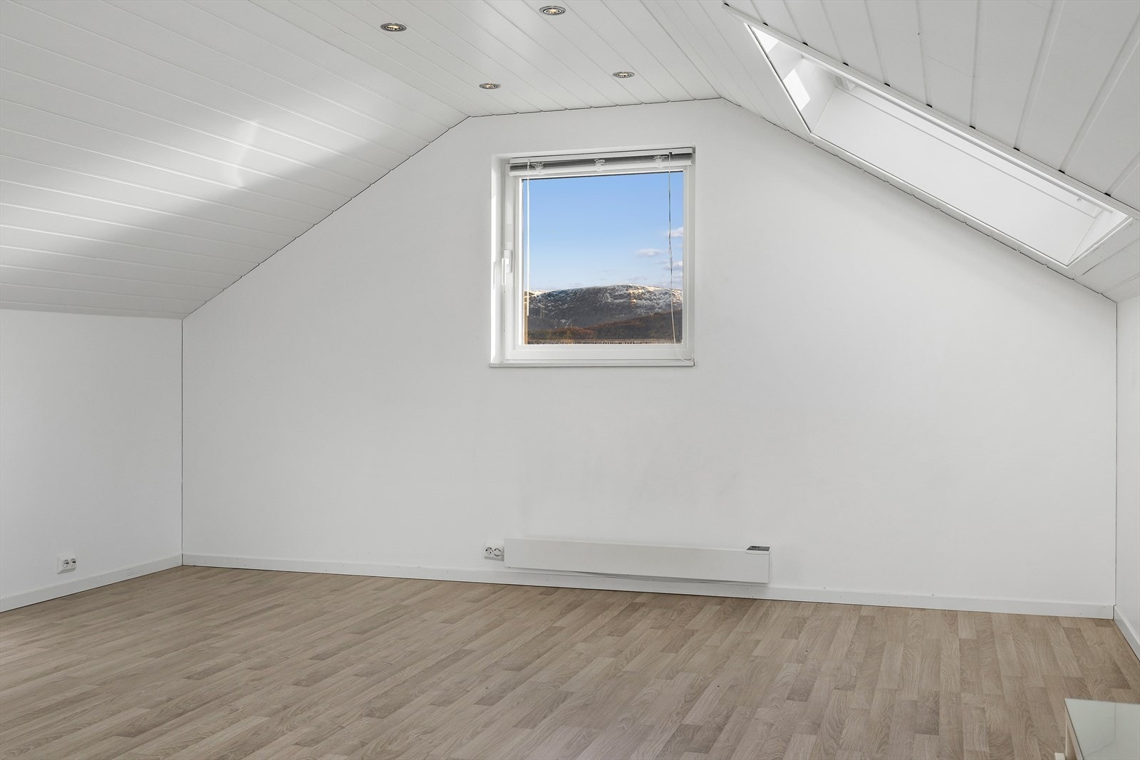 I fremkant av loftsrommet har du spotter i himling, et fantastisk skue og takvindu som gir naturlig lysinnslipp. Galleribilde