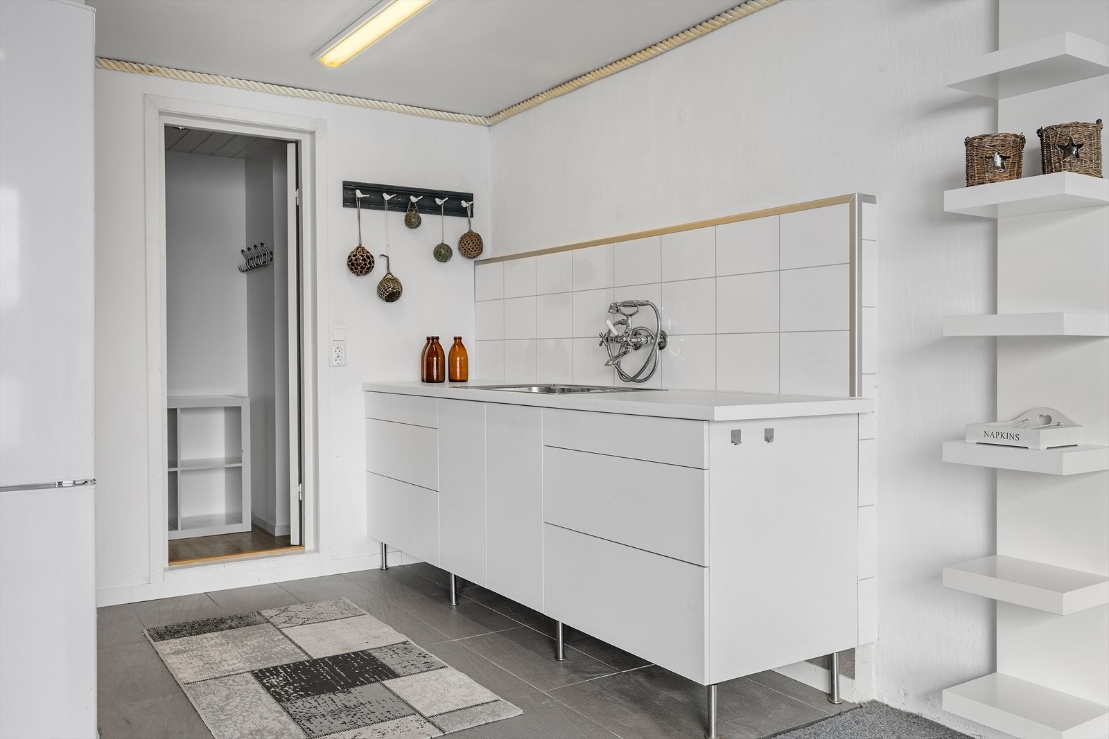 I førsteetasjen er det laget til med utslagsvask og innredning. Galleribilde