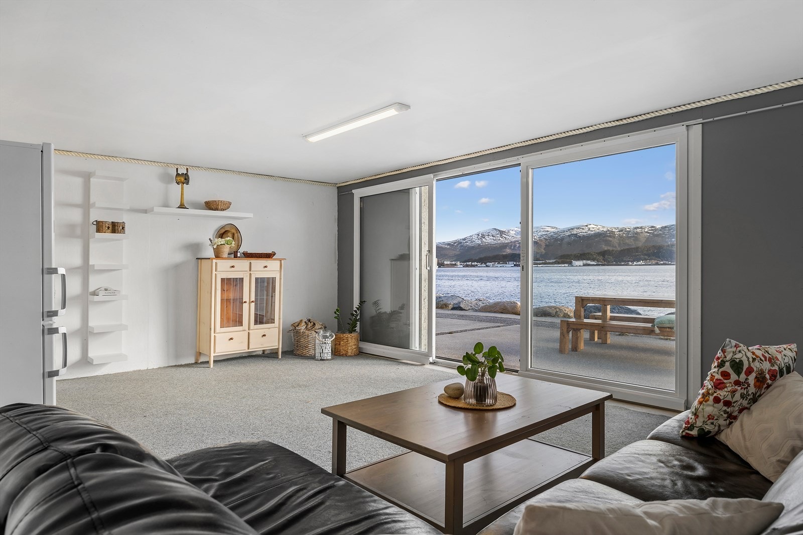 Naustrommet i front har store skyvedører i glass som kan gi glede en sur høstkveld eller forlenge en lang sommerkveld. Galleribilde