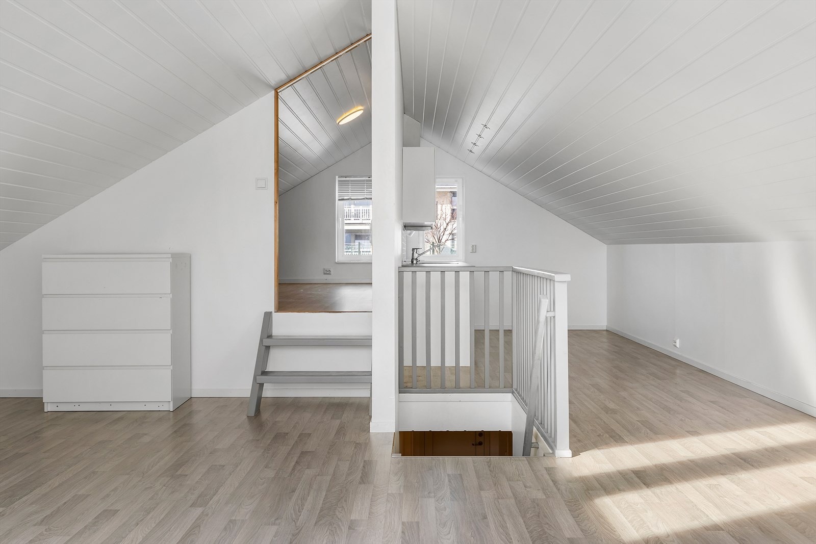 Oppe er det etablert et kjøkken med vask, komfyr og avtrekk. Galleribilde