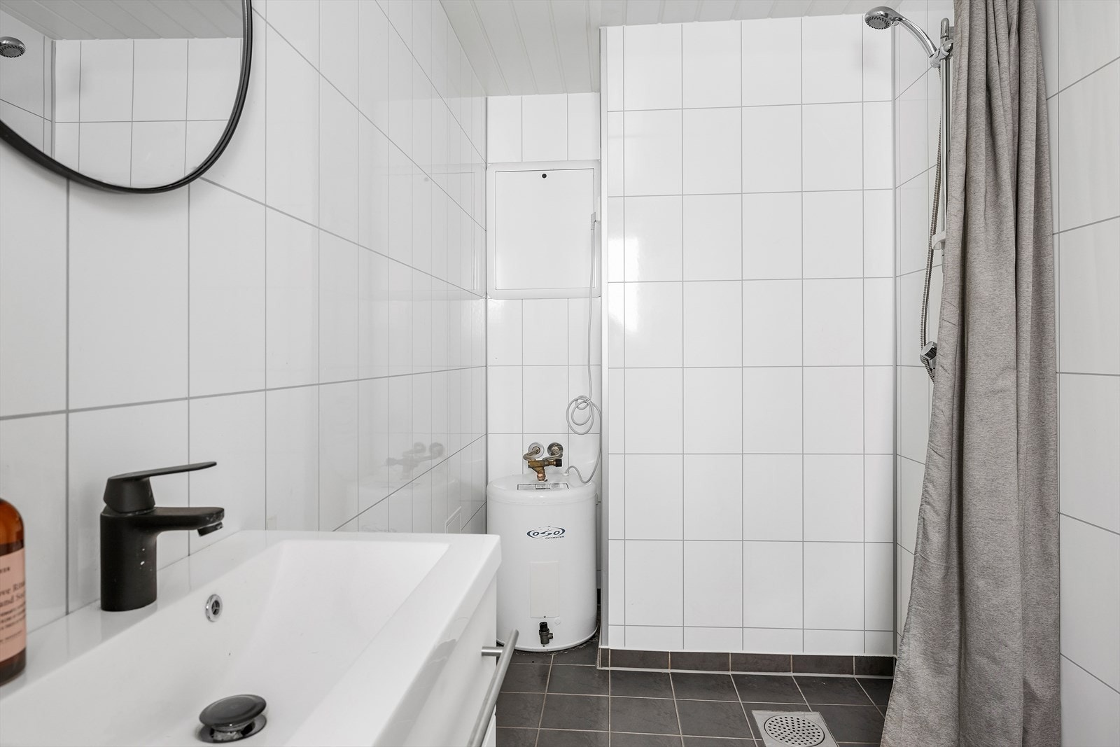 Badet er innredet med dusj, wc, servant og har rør i rør-system. Galleribilde