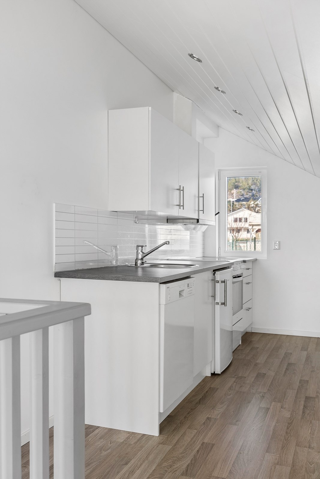 I tillegg er det oppvaskmaskin, kjøleskap og stekeovn. Galleribilde