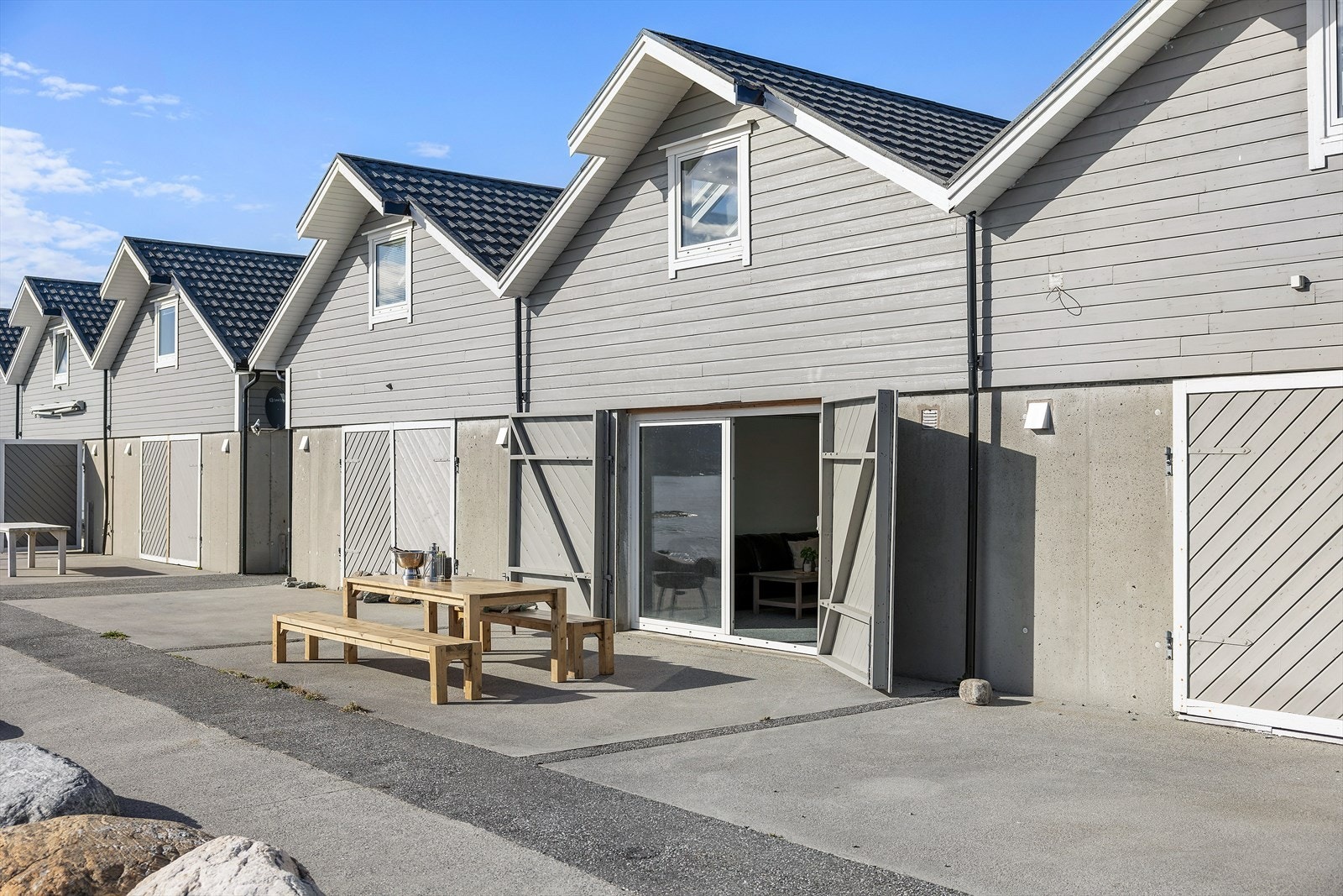 Naustet er oppført i 2009 med garasje, naustrom, innredet loftsetasje og bad med både wc og dusj. Galleribilde