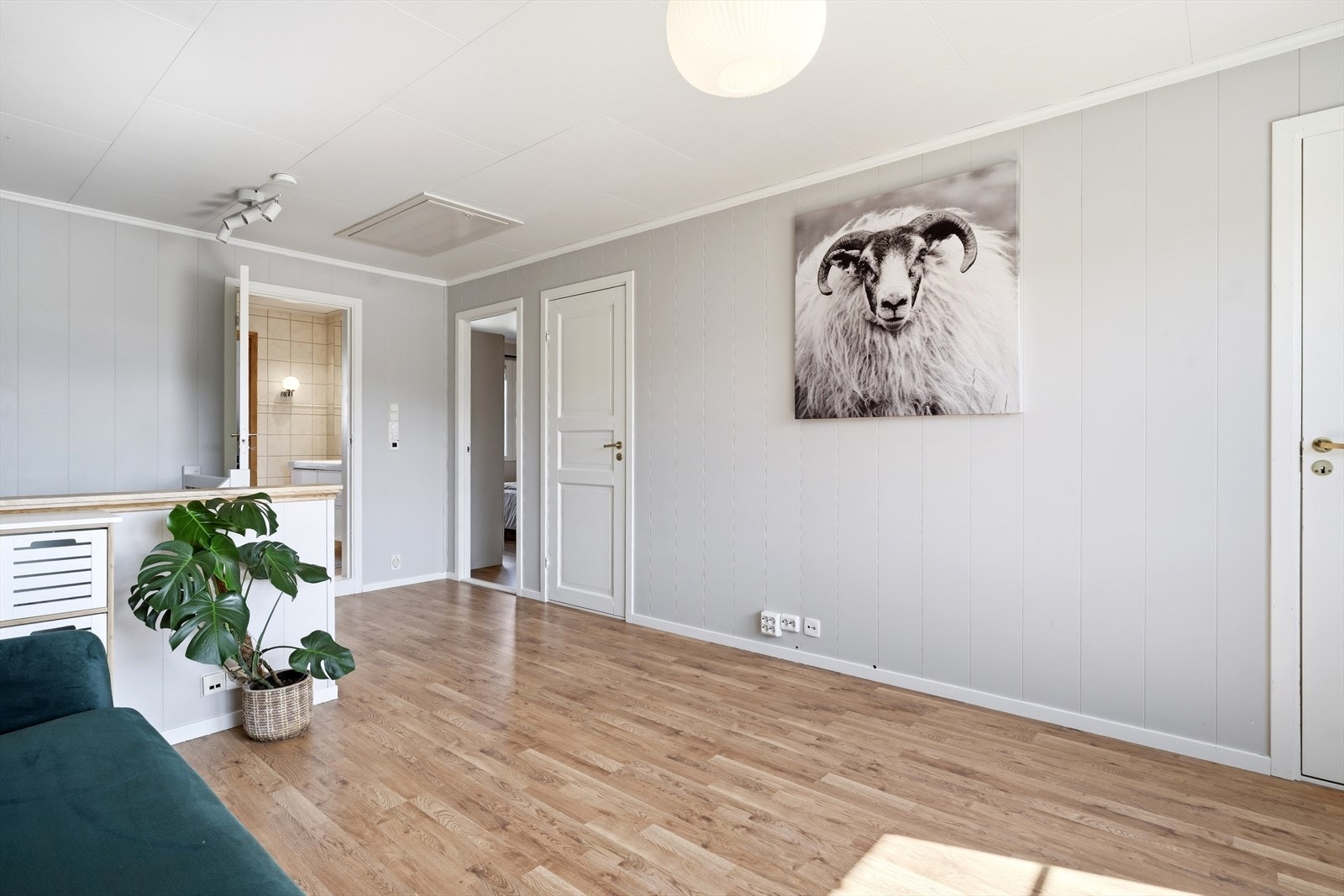 God veggplass gir rom for å kunne bruke rommet som en ekstra stue/oppholdsrom, om ønskelig. Galleribilde