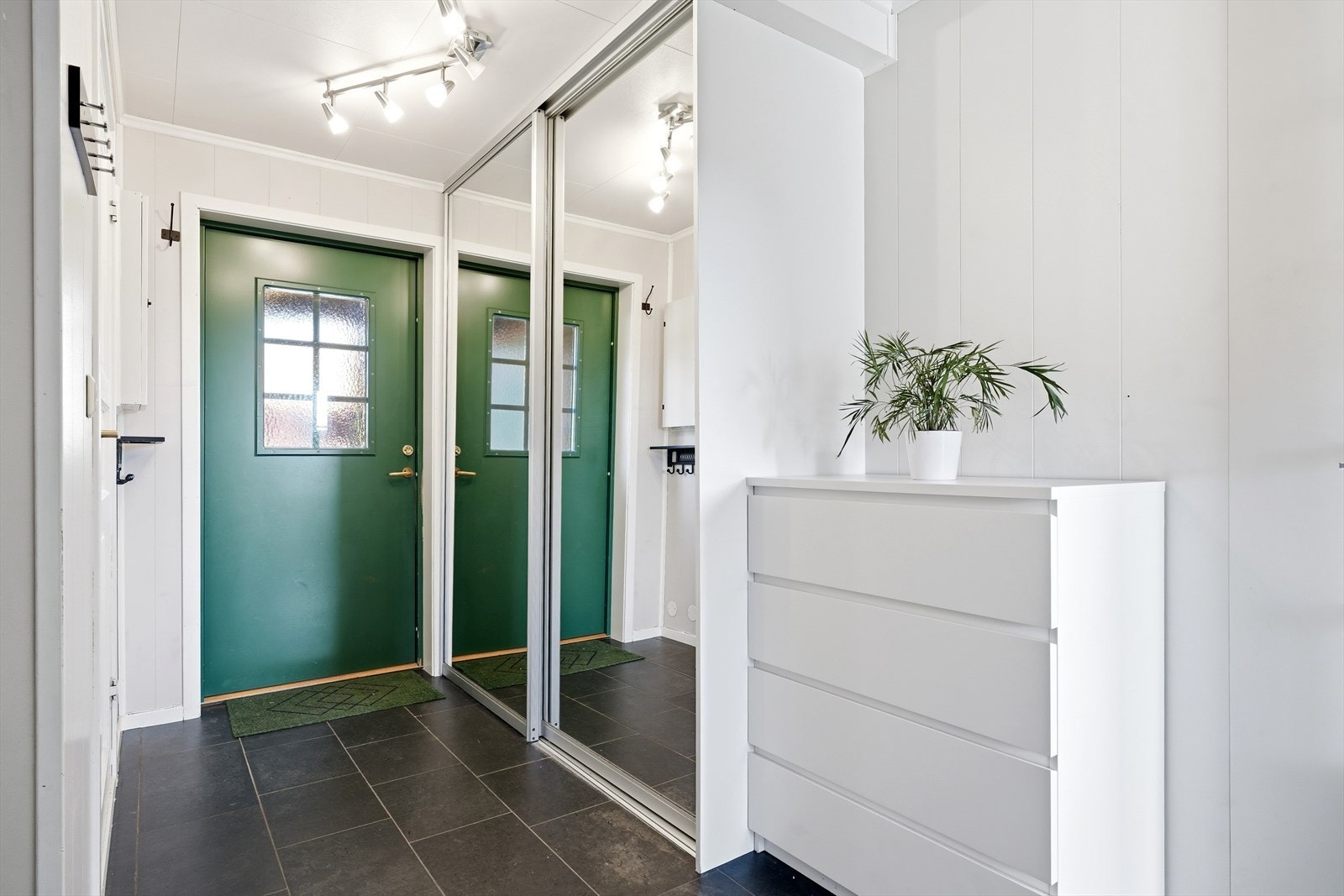Velkommen inn! Flislagt gang med god garderobeplass. Galleribilde