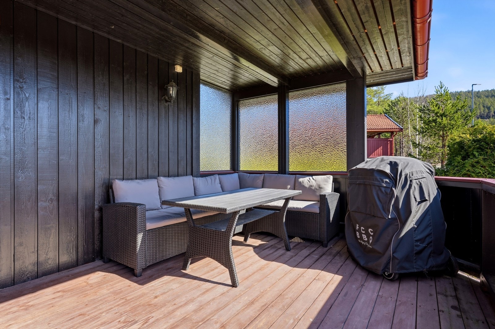 Solrik uteplass, med terrasse/balkong i 2 etasjer. Galleribilde