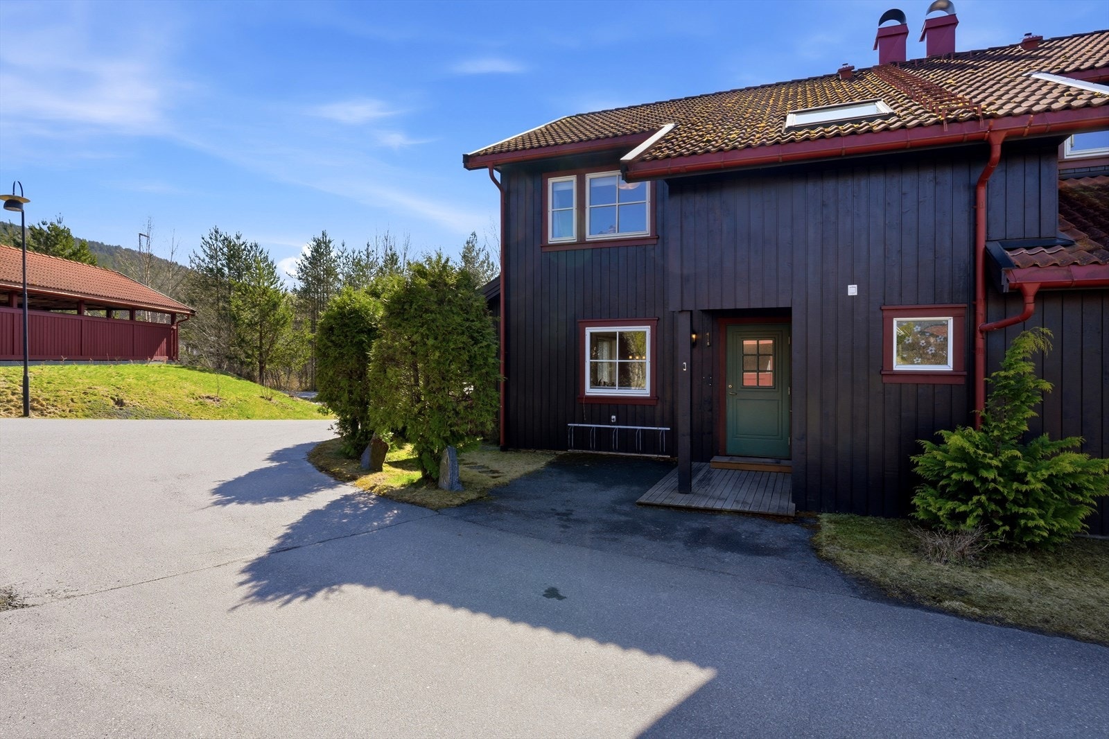 Inngangspartiet med eget utvendig sykkelstativ. Galleribilde