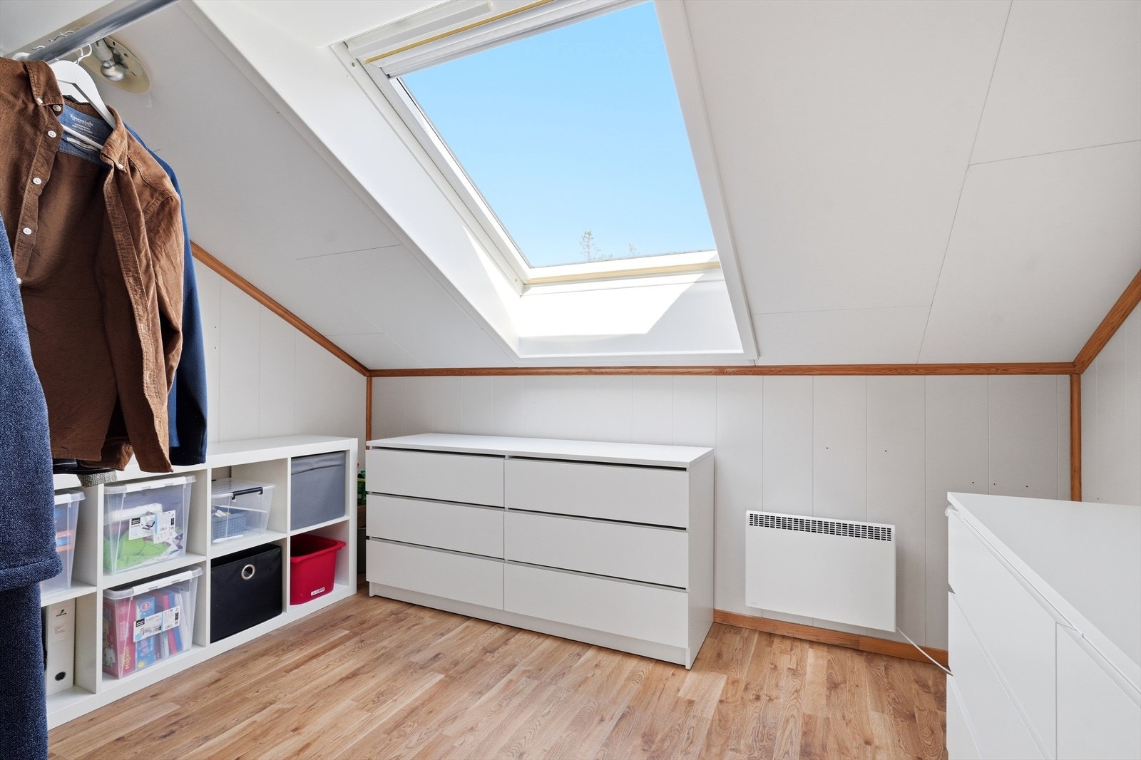 Bodrom, innredet som en egen walk-in garderobe. (rommet er ikke omsøkt til oppholdsrom, og er i tegninger registrert som bod) Galleribilde