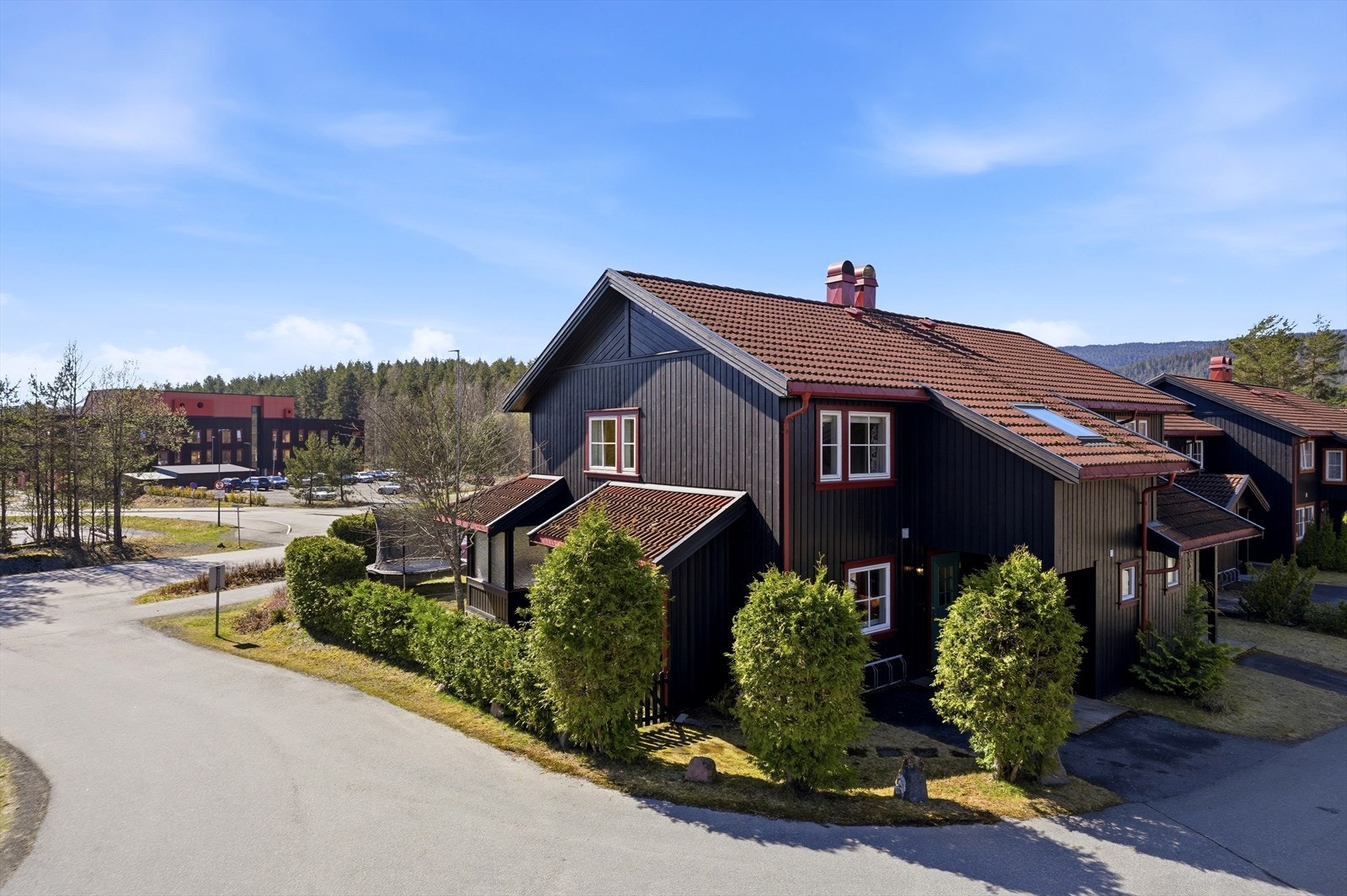 Her har man ekstra god boltreplass, som endeseksjon i en hyggelig boligrekke. Galleribilde