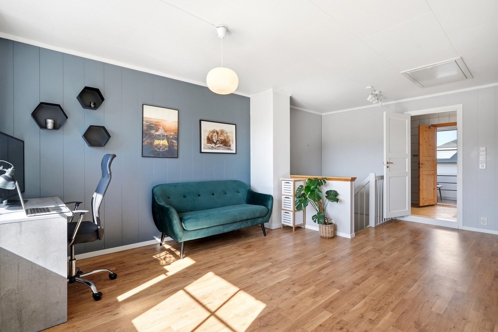 Her er bruksmulighetene mange. Over loftstua har man også et romslig og praktisk lagringsloft, med nedfellbar luke fra taket. Galleribilde