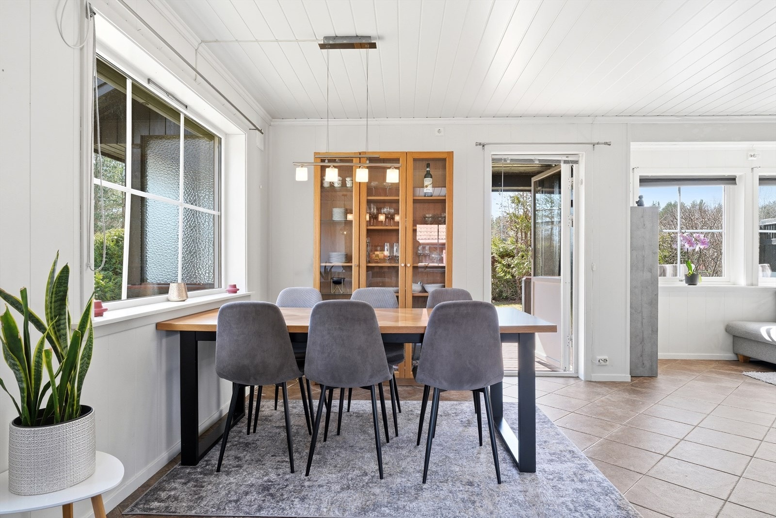 Spisestuen med utgang til terrassen. Galleribilde