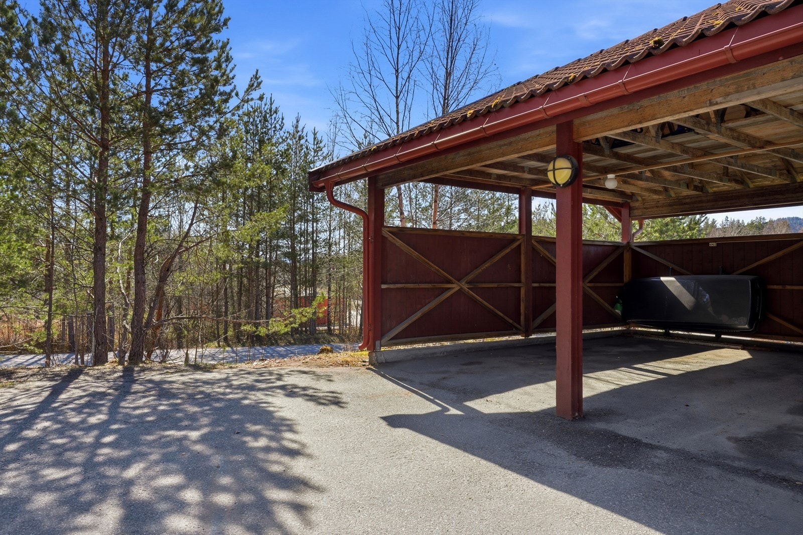 Til boligen medfølger egen carport. Galleribilde