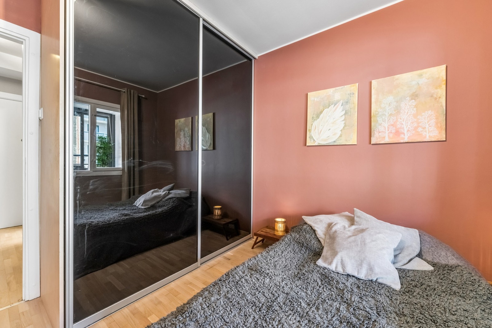 God oppbevaring på soverommet med stor skyvedørsgarderobe. Galleribilde