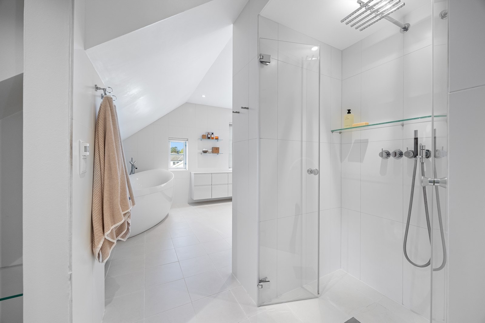Stor dusjnisje med kvalitetsarmaturer fra Vola med hånddusj og rainshower i egen sone. Galleribilde