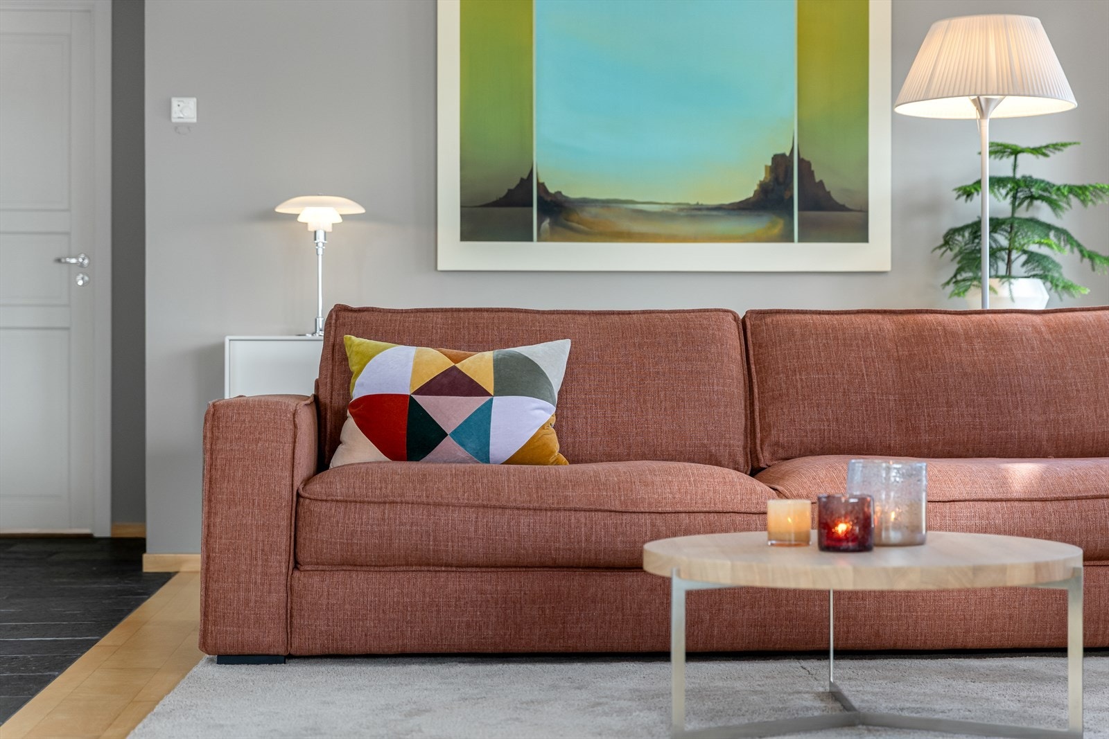 Boligen innbyr til en delikat innredning. Galleribilde