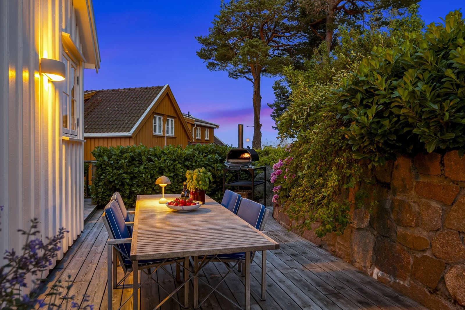 Hyggelig å sitte ute på sommerkvelder. Galleribilde