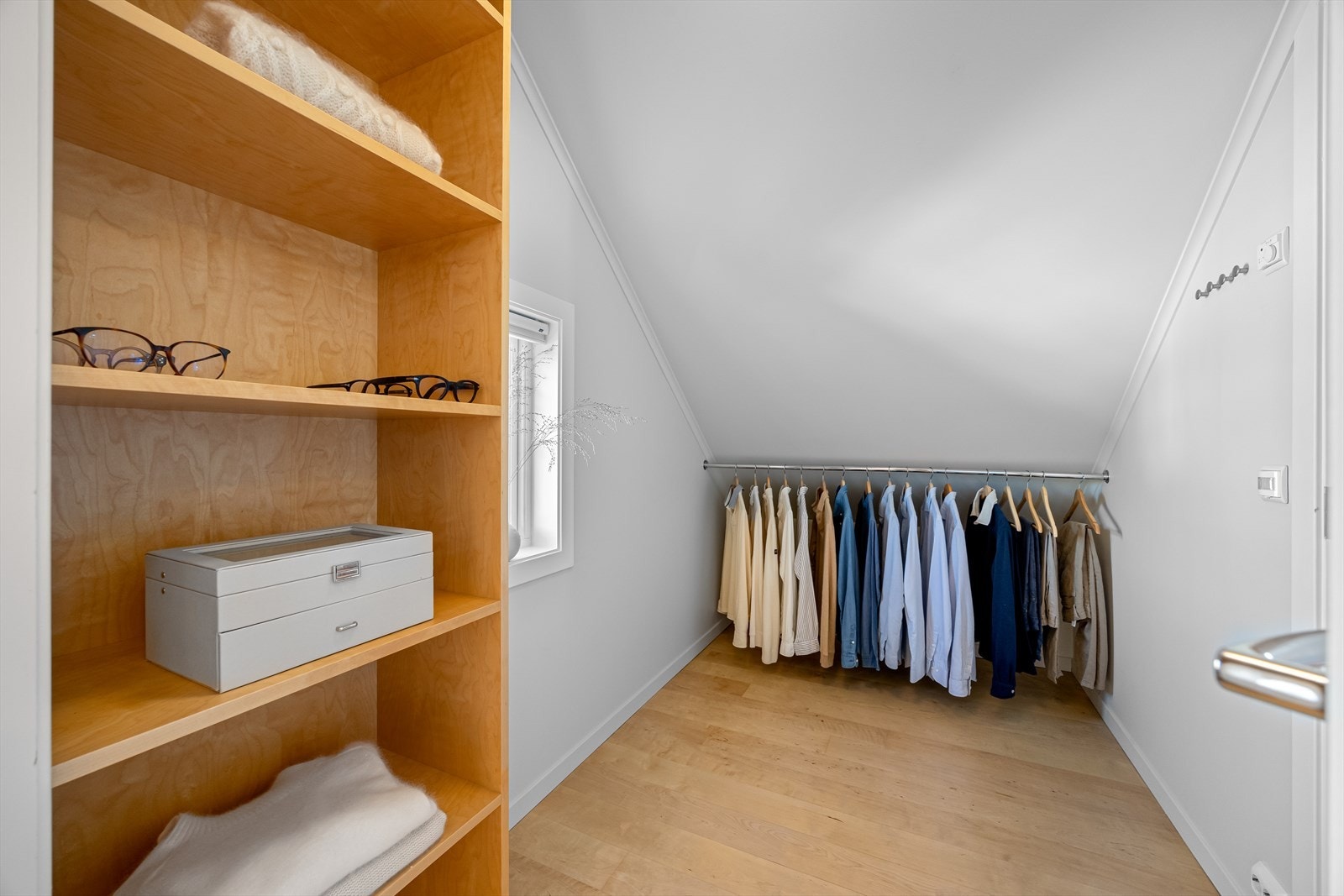 Walk-in garderobe mellom hovedsoverommet og badet. Galleribilde