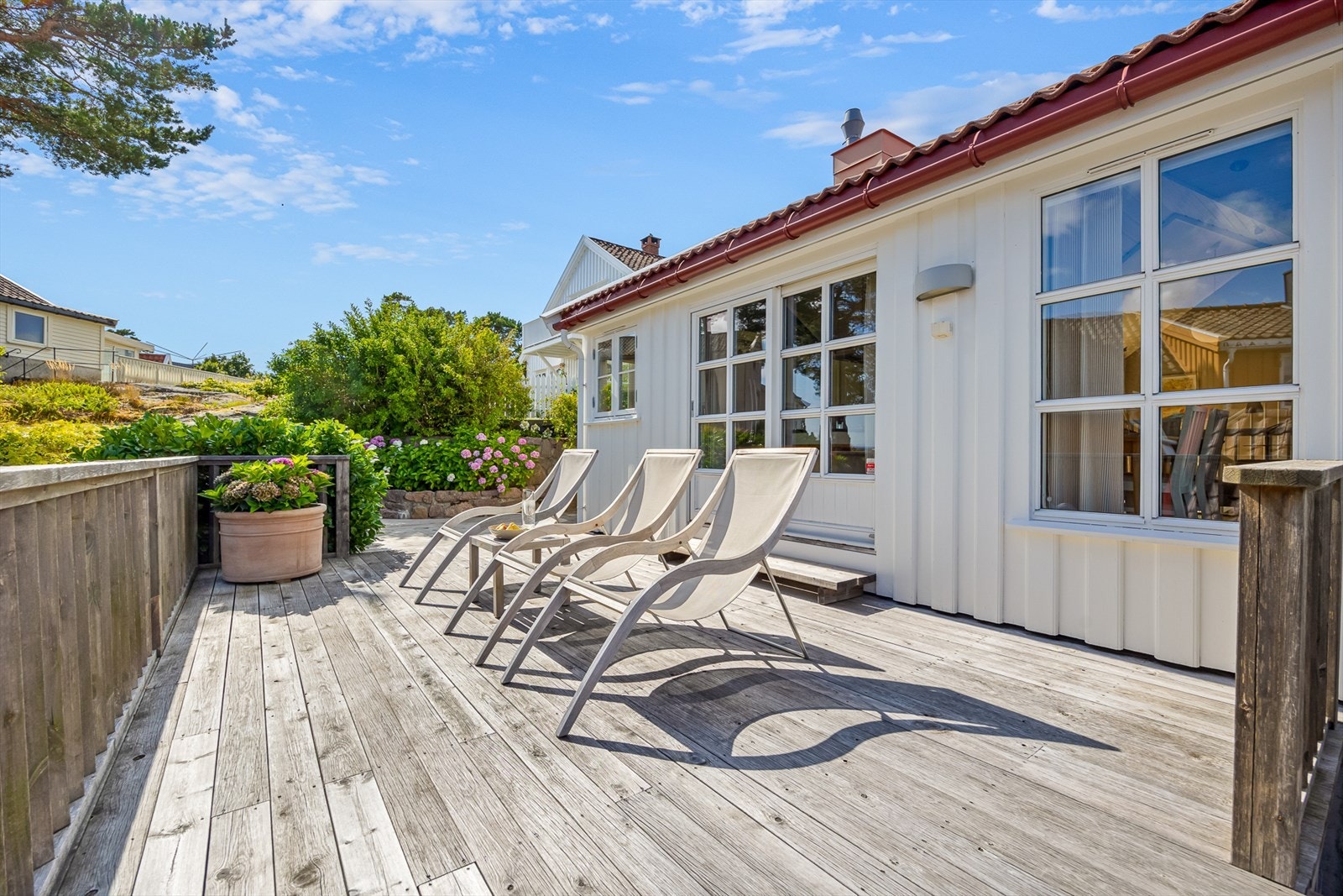 Stor,deilig terrasse med god plass til langbord med adkomst fra kjøkkenet. Galleribilde