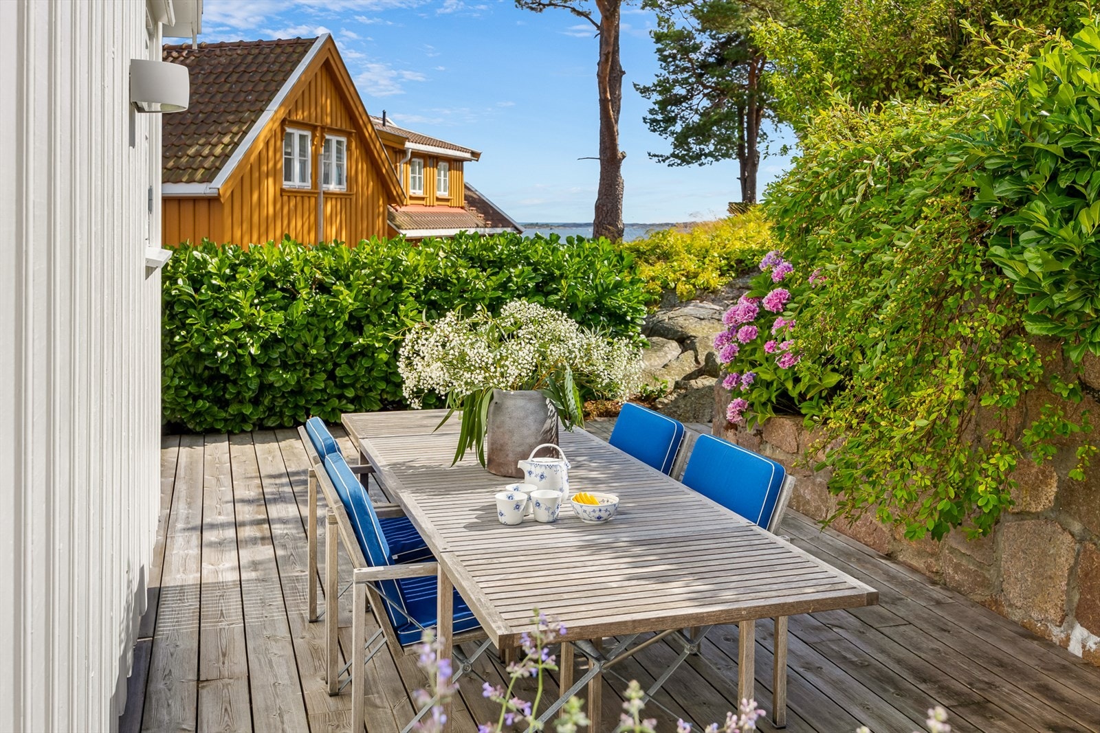 Det er flere terrasser som innbyr til sosialt samvær. Galleribilde