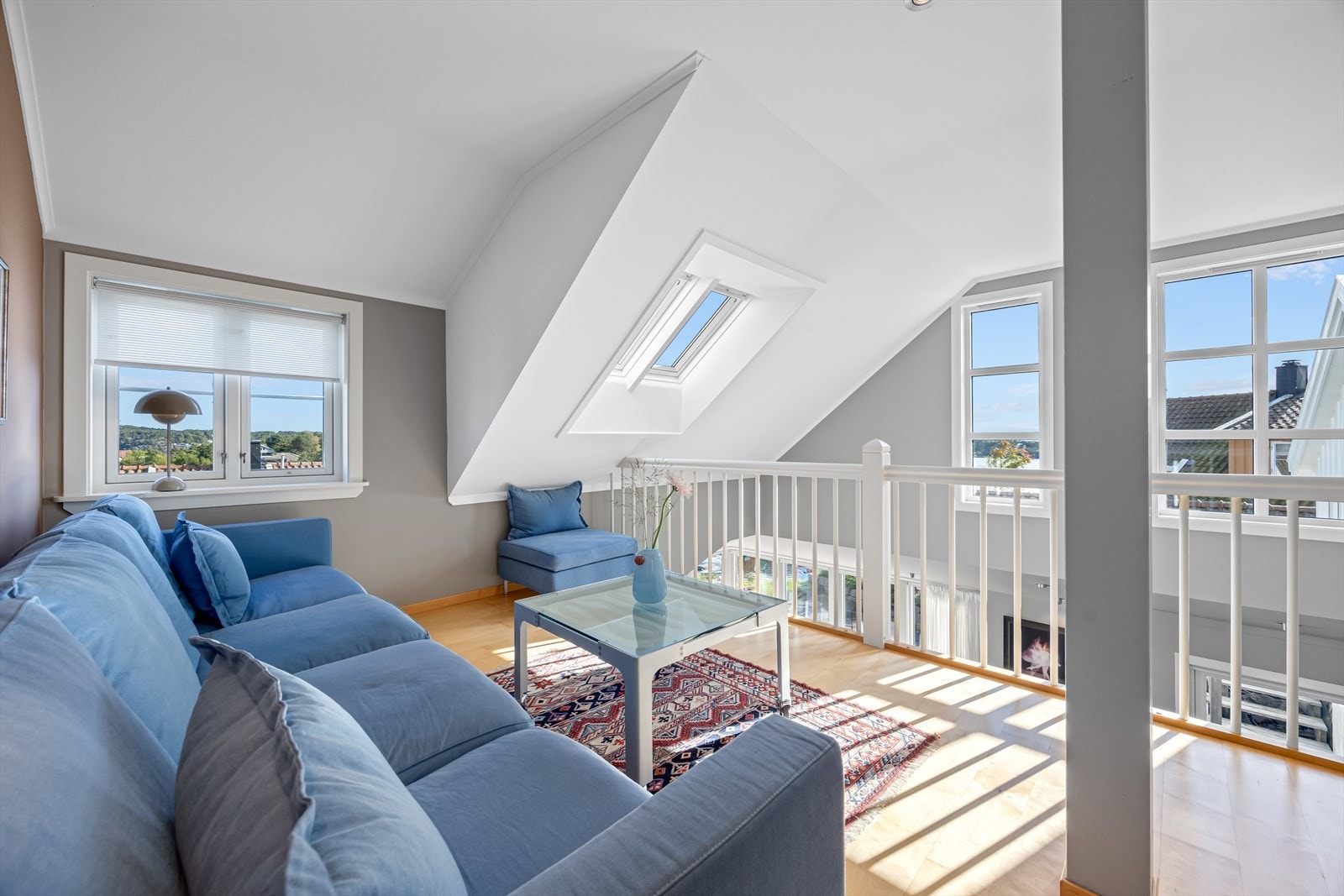 Her har arkitekten planlagt nøye at man kan nye utsikten i flere retninger også fra loftstuen. Galleribilde