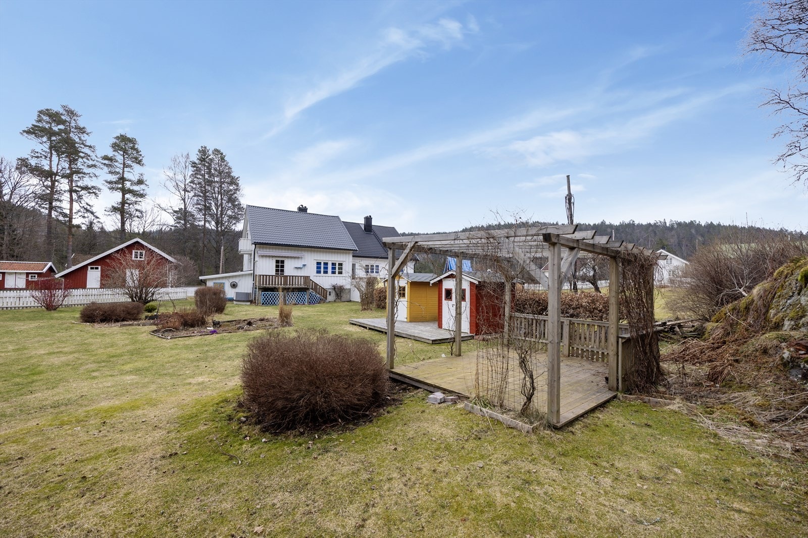 Tomten på ca. 1 mål er meget pent opparbeidet med plenarealer og variert beplantning, samt parkering i carport. Galleribilde