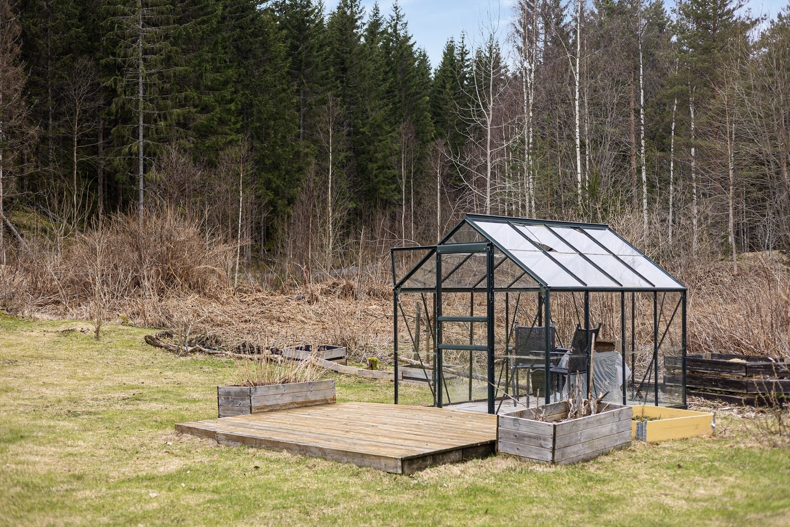 Redskapsboder, drivhus og pergola er oppført uten at dette er søkt om og uten at eventuell nødvendig godkjennelse er gitt av kommunen. I en del tilfeller er slike tiltak unntatt søknadsplikt, men det er ikke avklart om dette gjelder dette tiltaket. Galleribilde