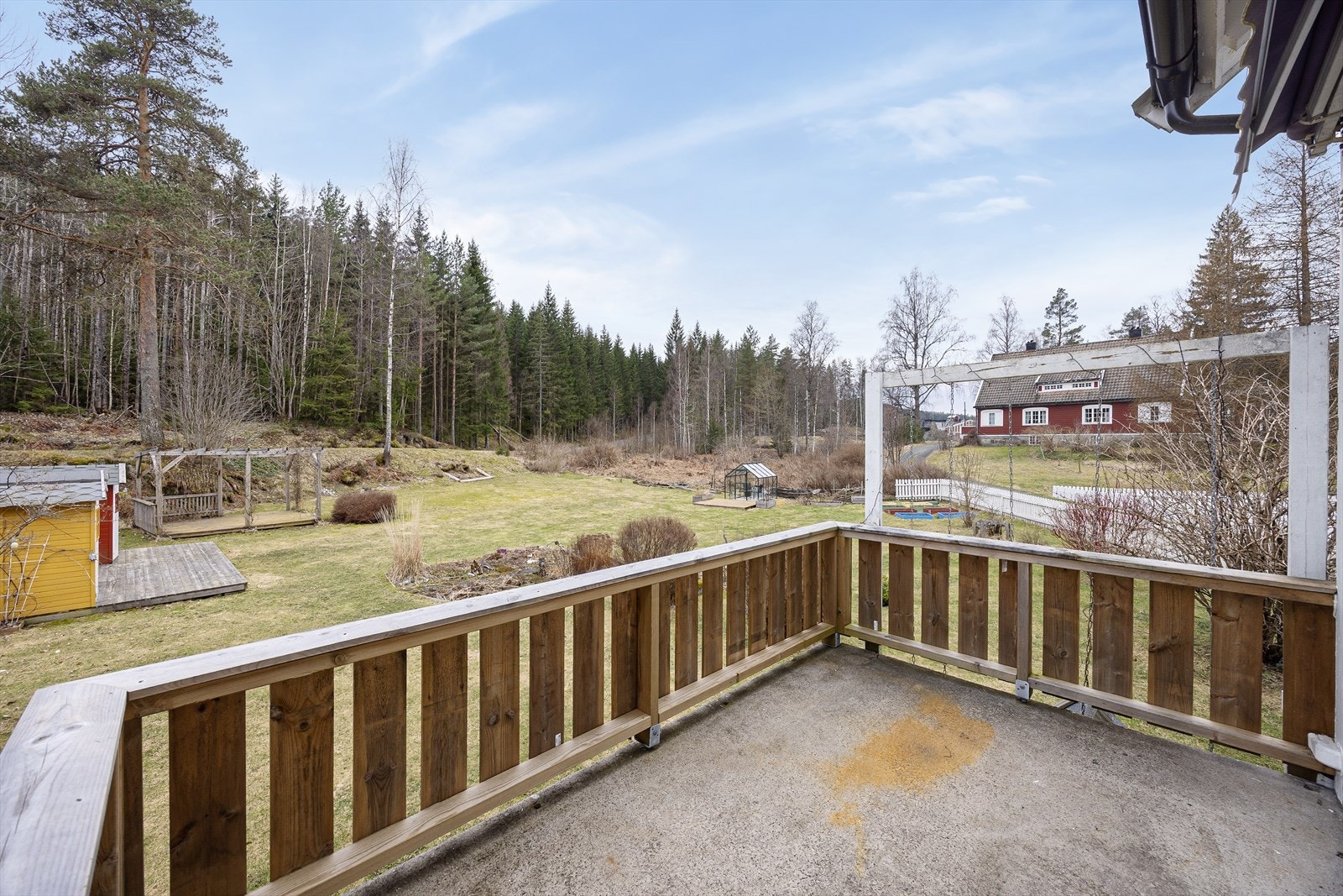 Verandaen har nedgang til den flotte hagen, hvor det er etablert flere terrasseplattinger, pergola, redskapsboder og drivhus. Galleribilde