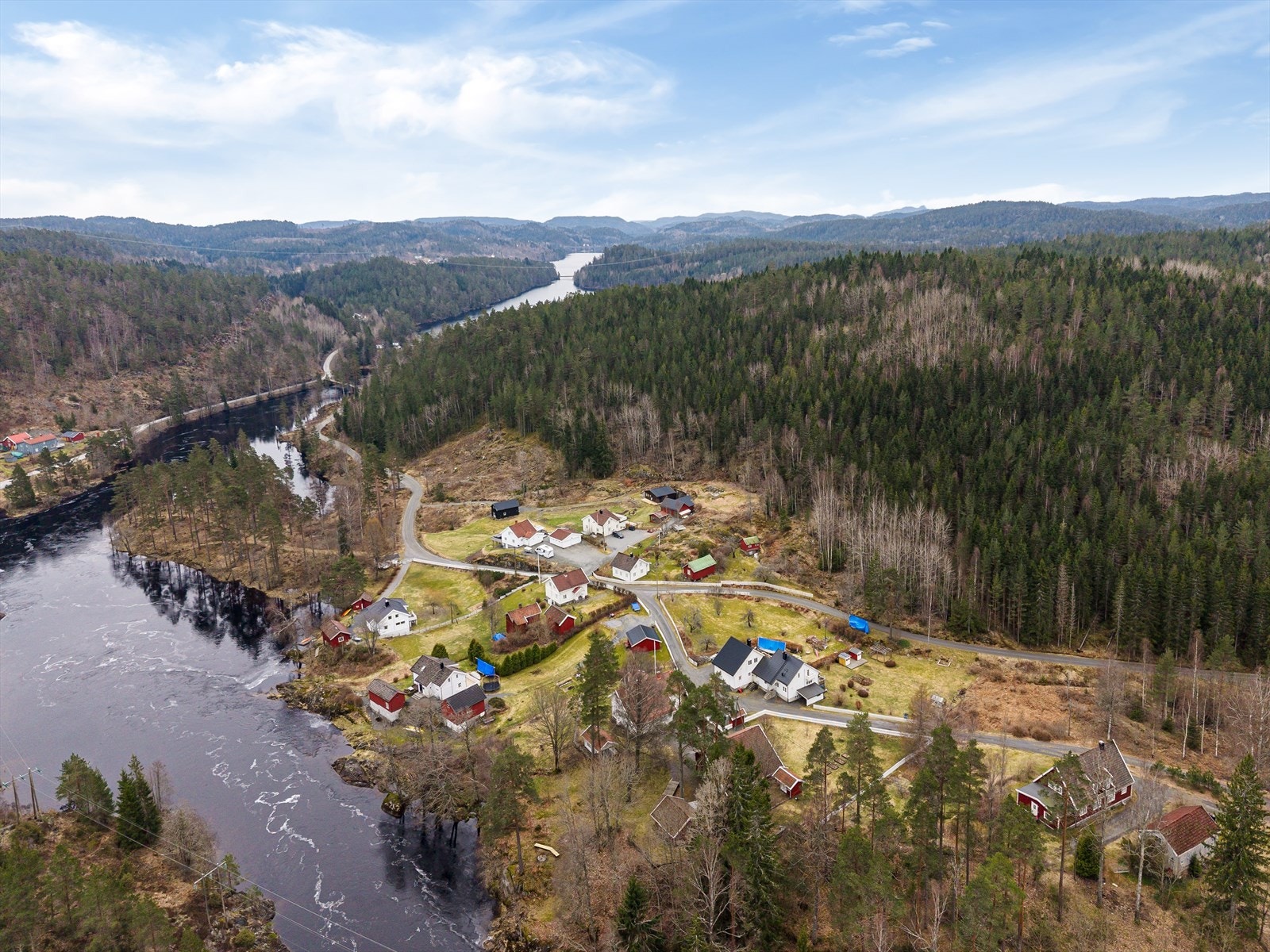 Området byr på unike friluftsmuligheter året rundt, enten du foretrekker rolige sommerdager på vannet, turer i skog og mark eller vinteraktiviteter i naturskjønne omgivelser. Galleribilde