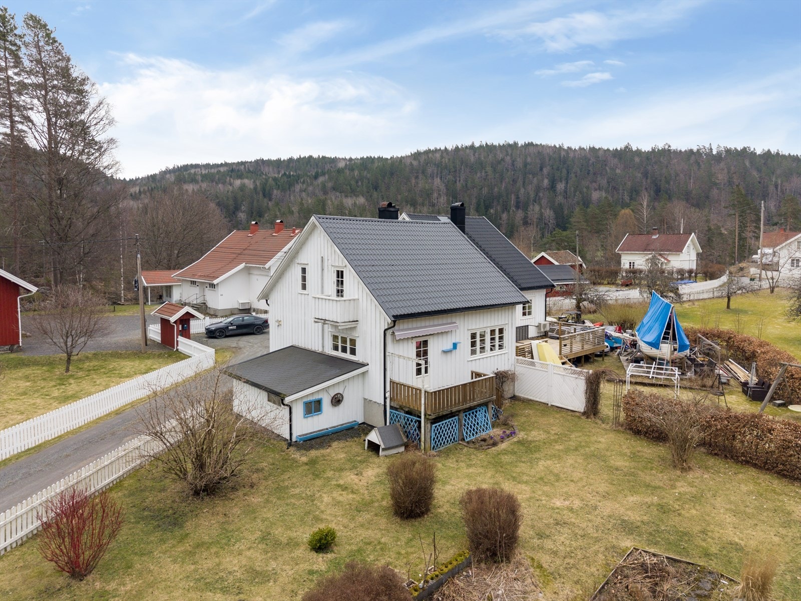 Fra stuen er det utgang til en koselig veranda med nedgang til den flotte hagen. Galleribilde