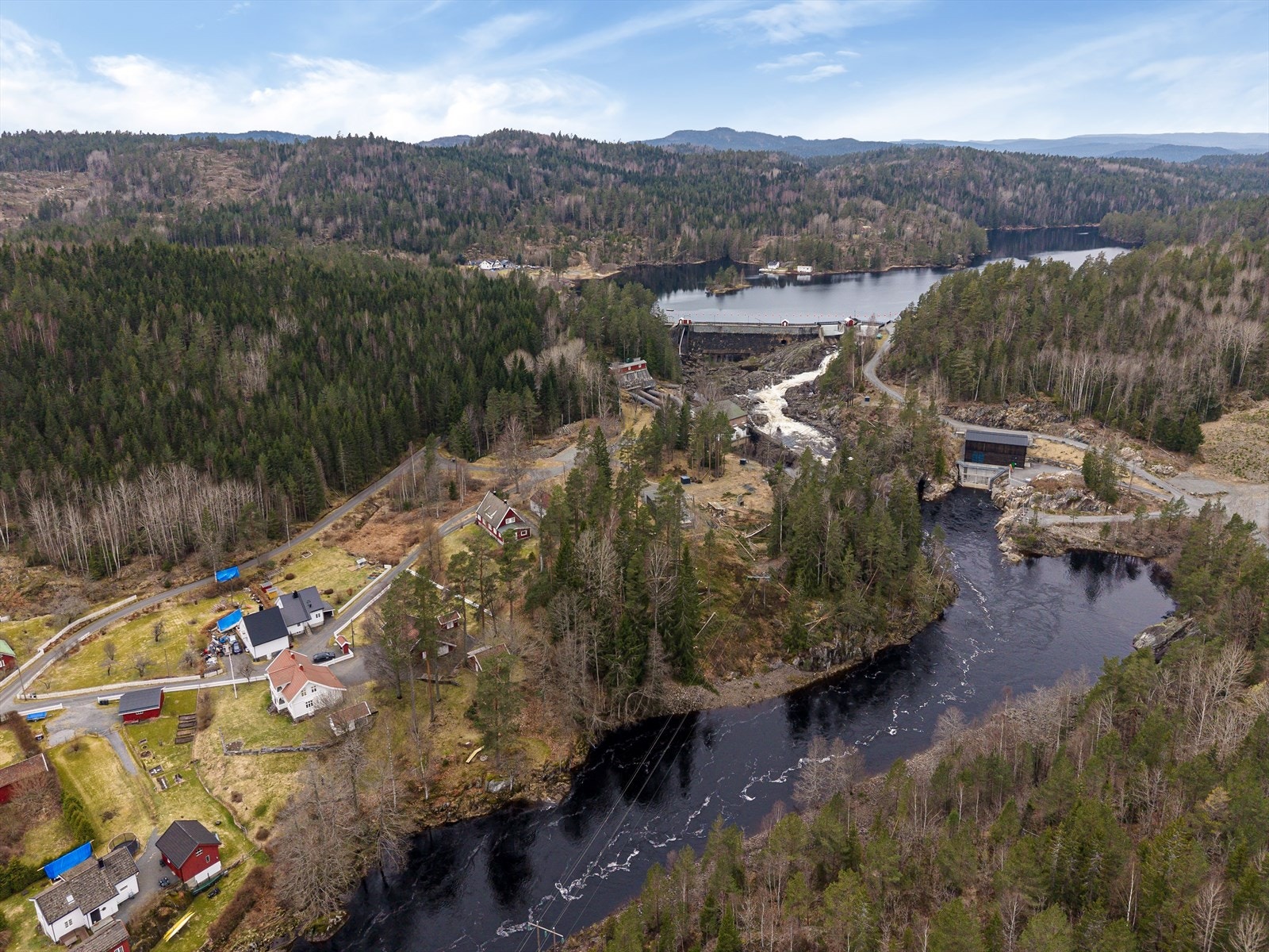 Her får du fantastiske muligheter for båt- og badeaktiviteter, padling og fiske, rett utenfor døren. Galleribilde