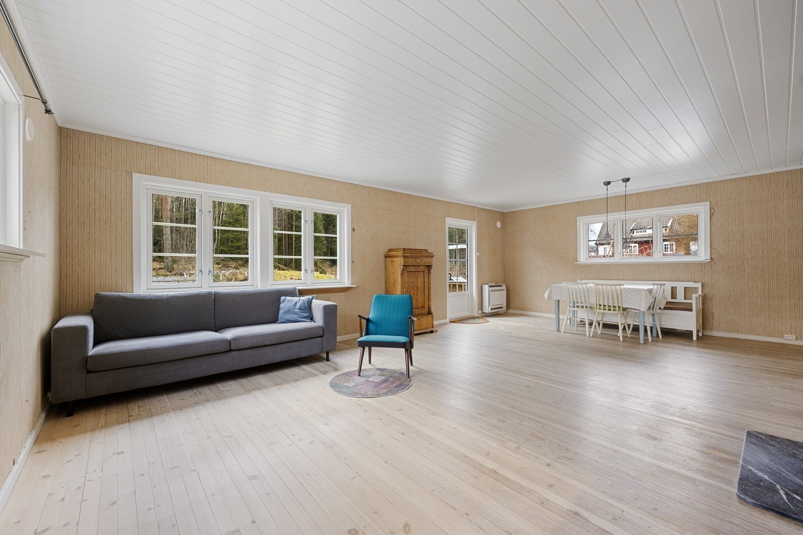 Vinduene slipper rikelig med naturlig lys inn i rommet. Galleribilde