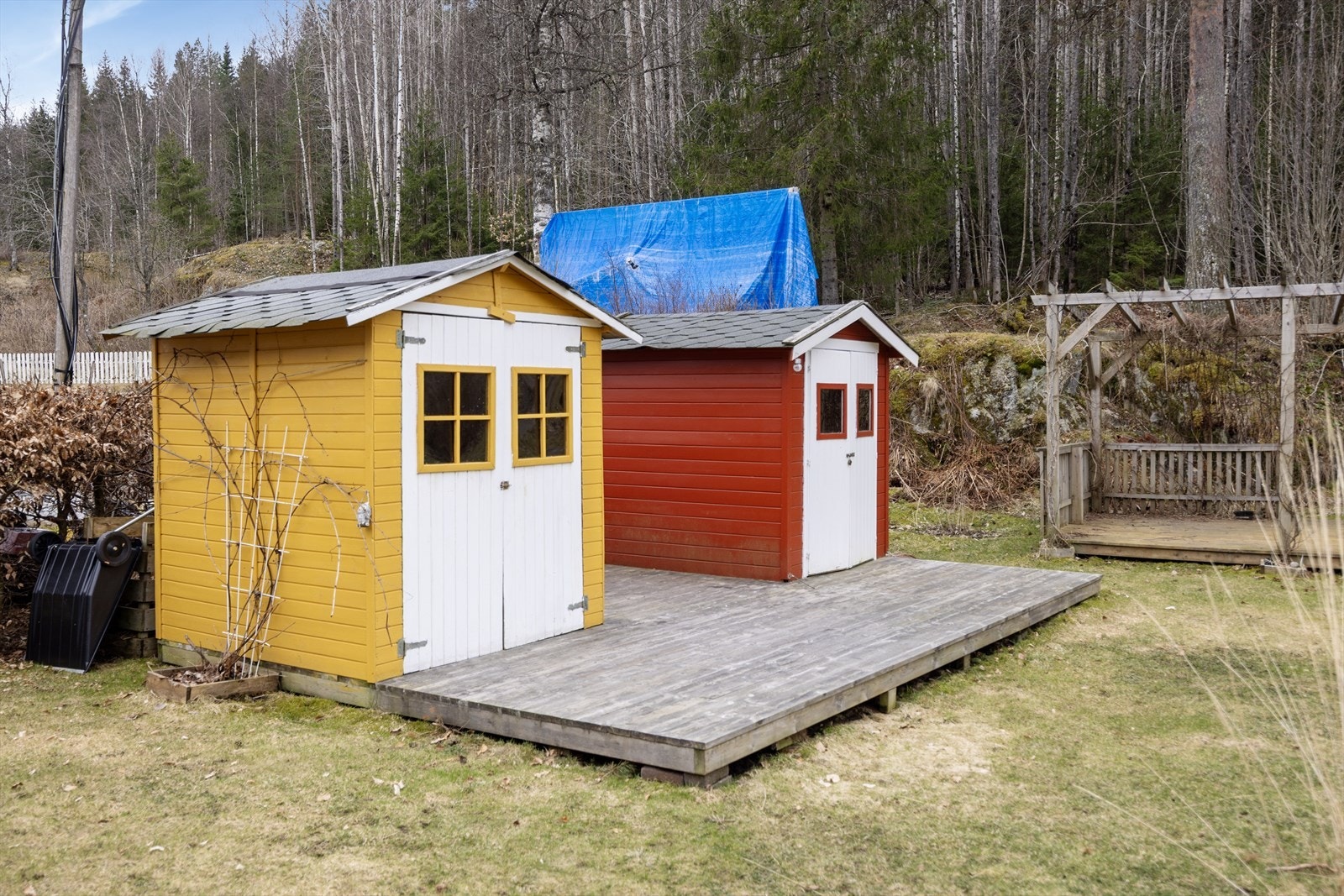 I hagen er det flere terrasseplattinger, pergola, redskapsboder og drivhus. Galleribilde