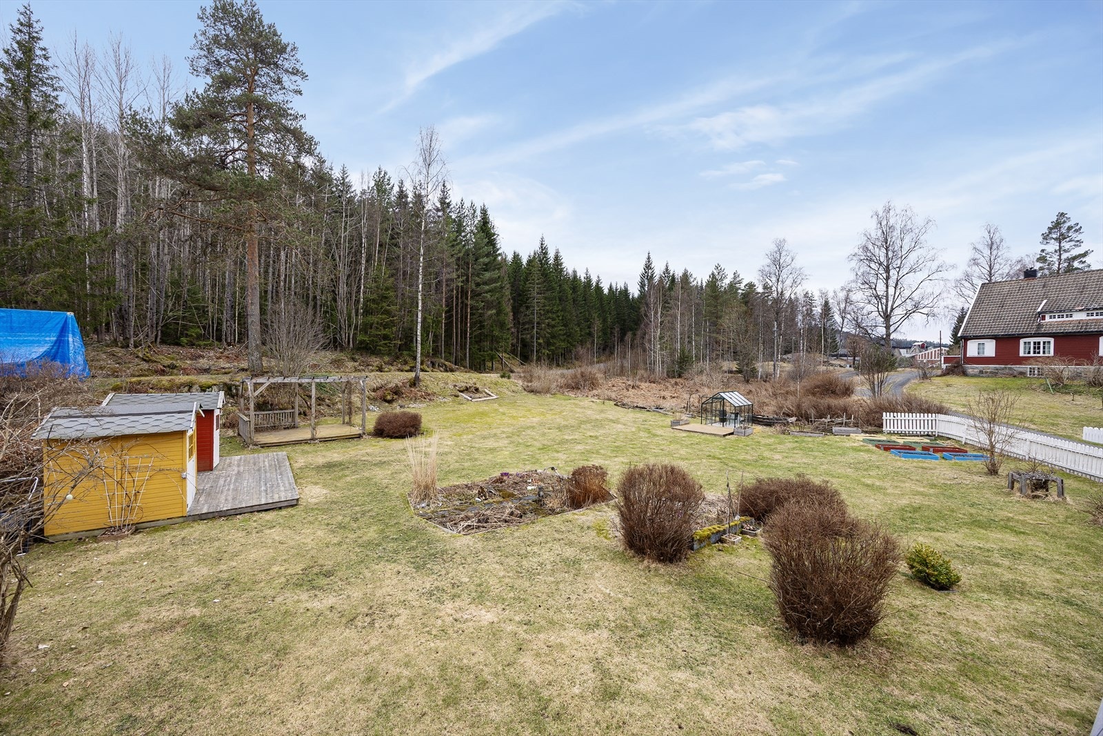 Hagen er usjenert og romslig, med god boltreplass for store og små. Perfekt for lek og aktiviteter, og for hageselskap. Galleribilde