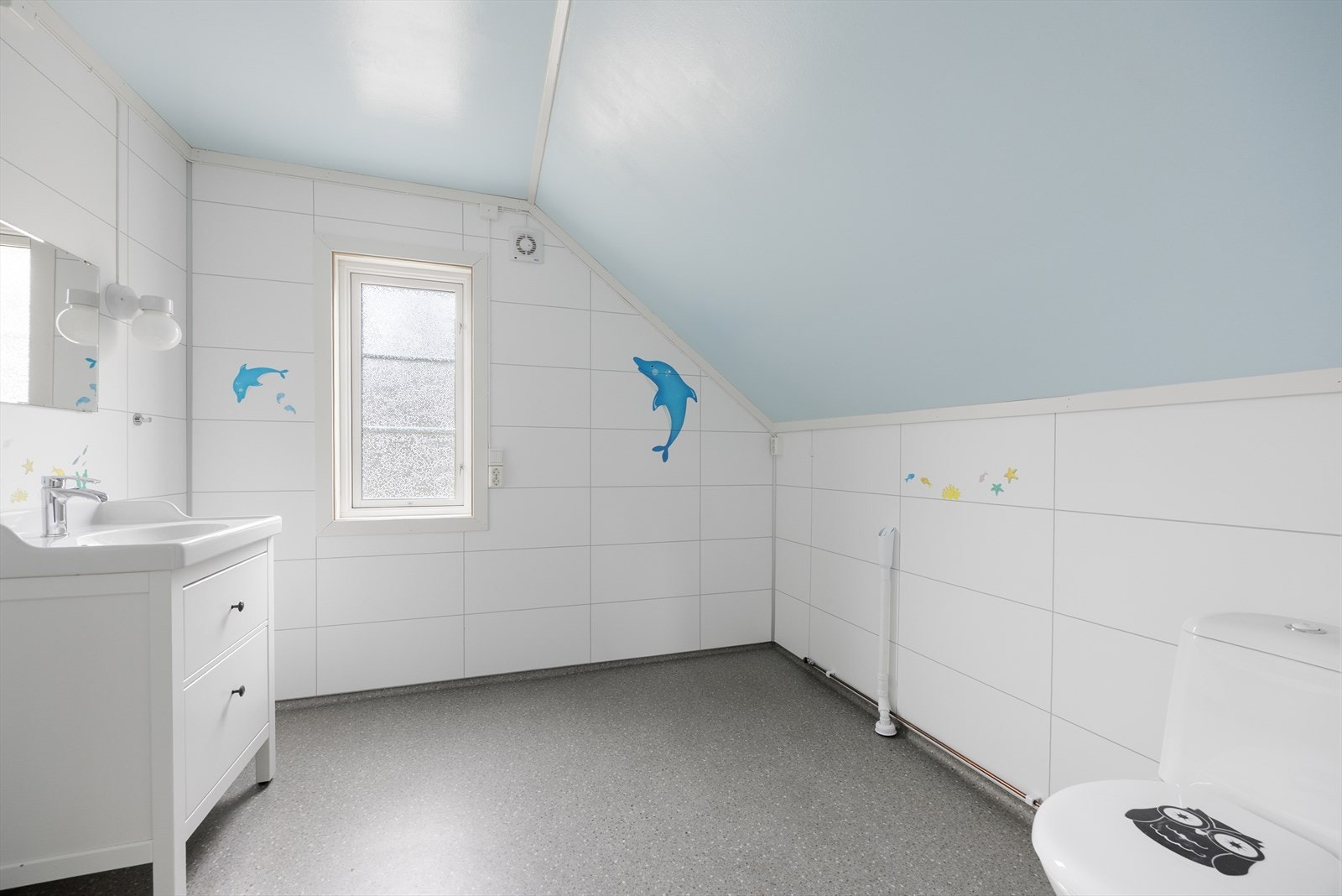 Baderommet er innredet med servantmøbel, toalett og dusjkabinett. Galleribilde