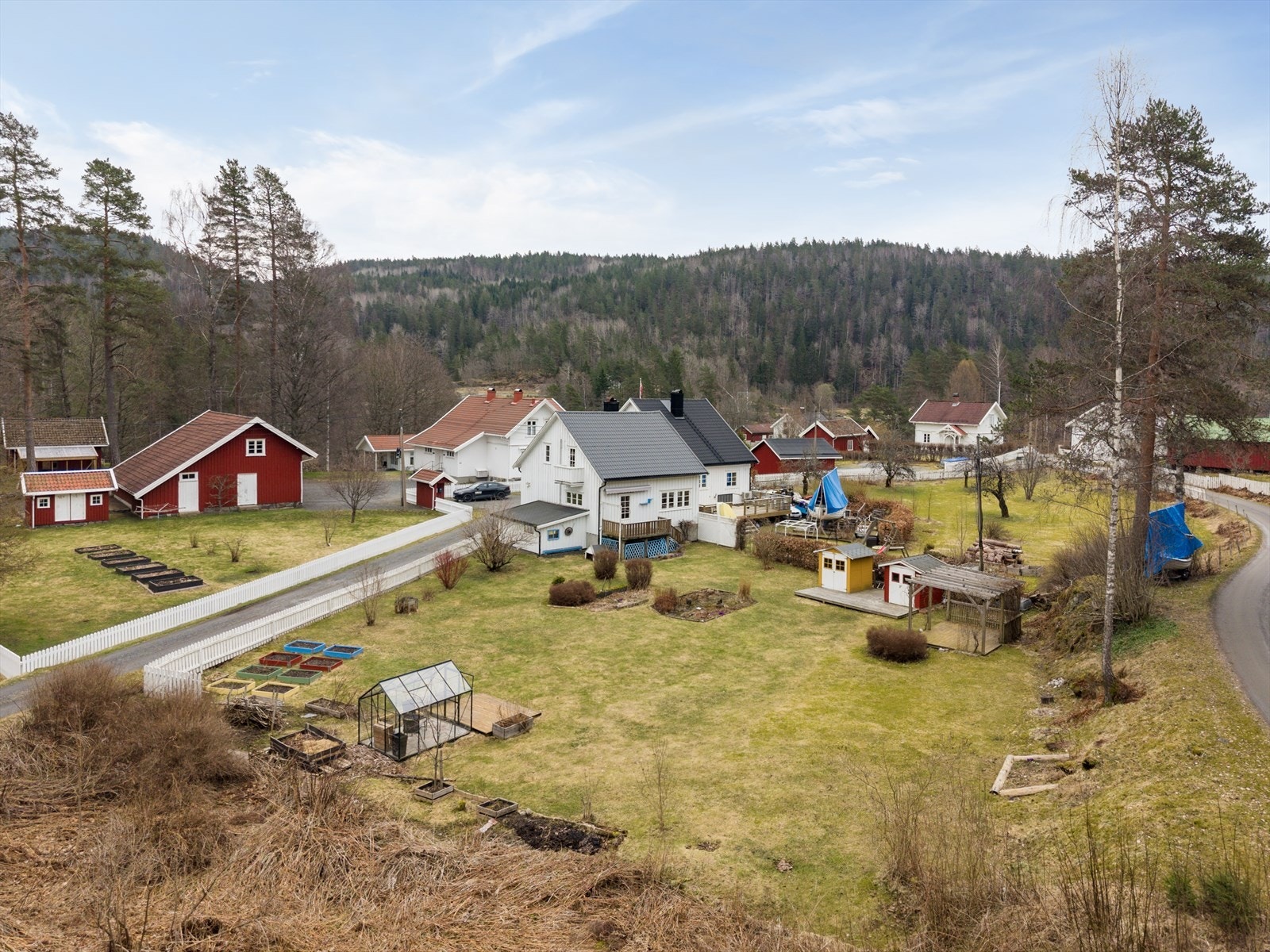 Eiendommen har en landlig og idyllisk beliggenhet på Dalsfoss i Farsjø, med nærhet til både natur og vann. Galleribilde