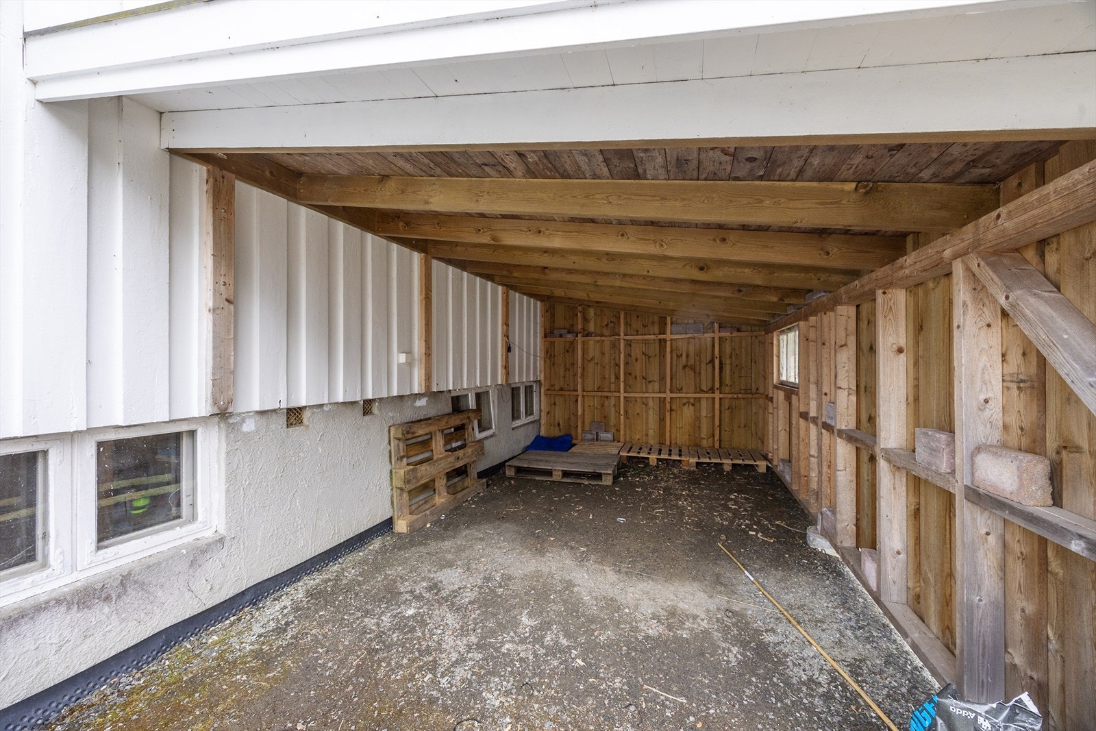 I tillegg er det oppført tilliggende carport på eiendommen. Galleribilde