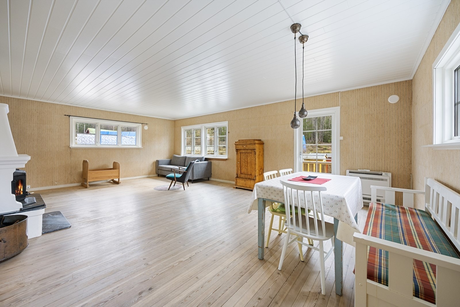Boligen har en lys og romslig stue med plass til både sofagruppe og spisestue. Galleribilde